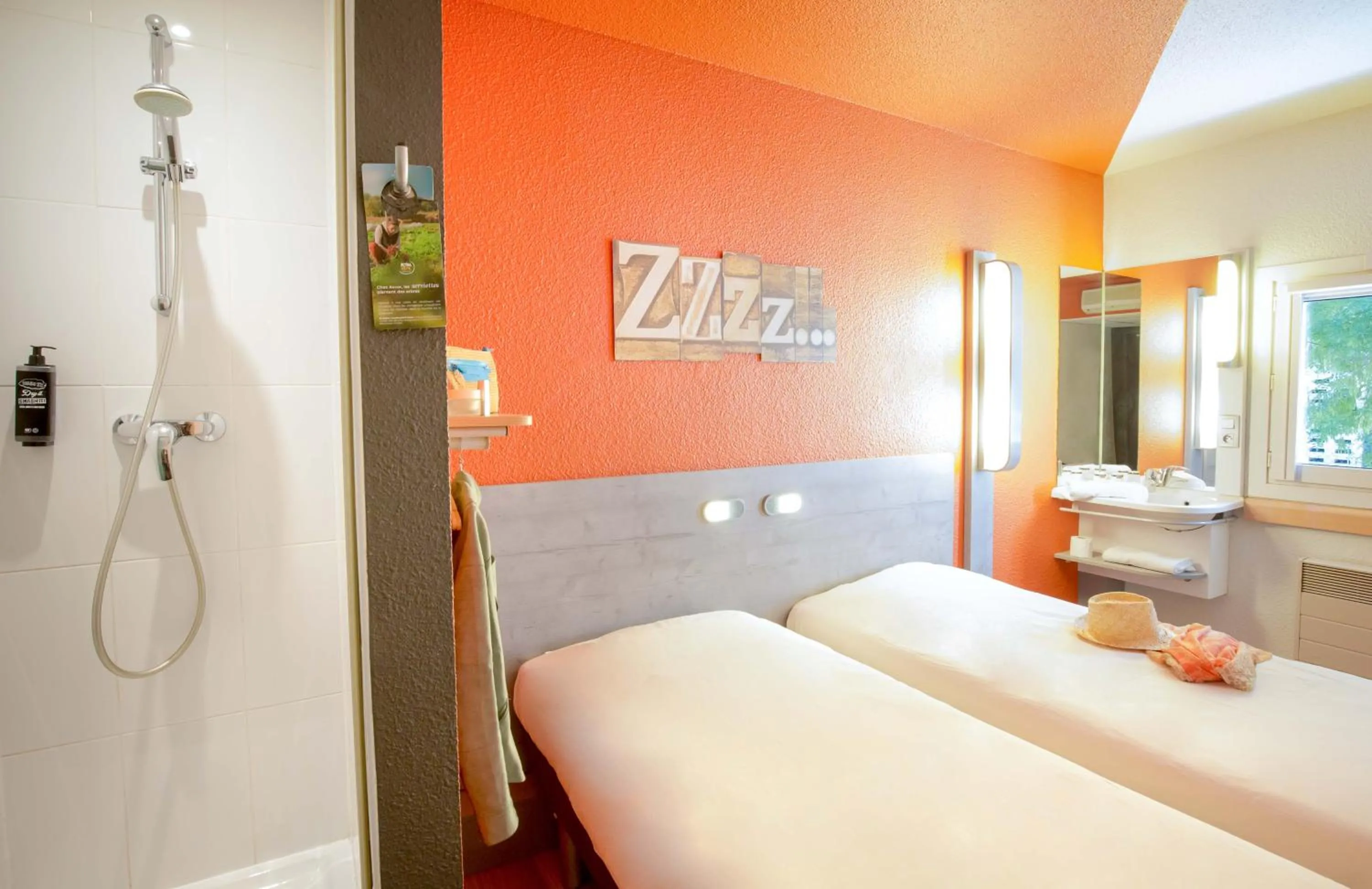 Bathroom, Bed in Ibis Budget Fréjus Capitou