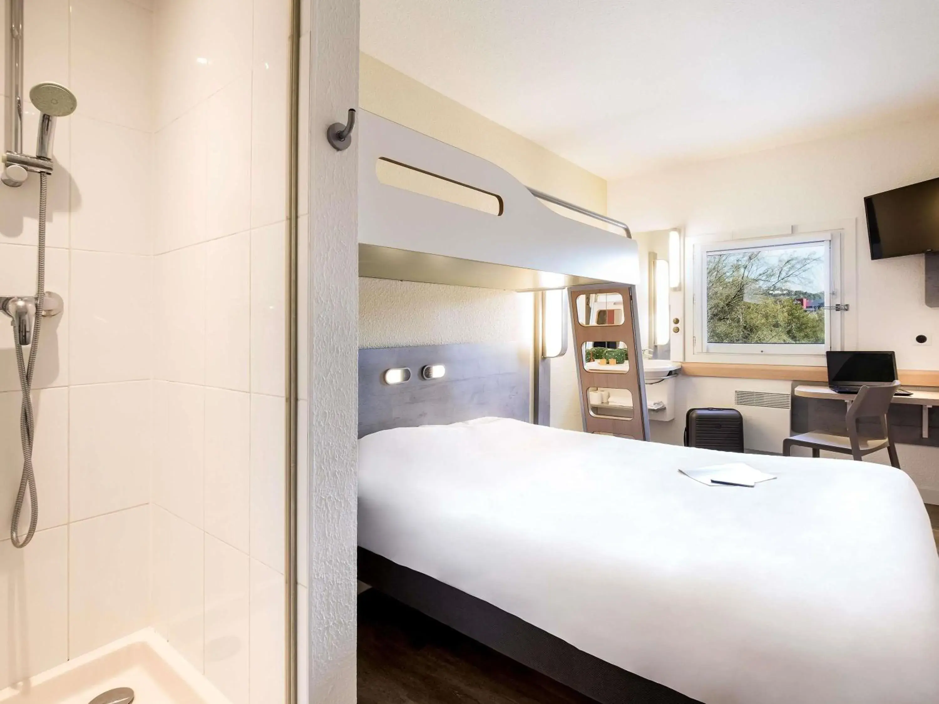 Property building, Bed in Ibis Budget Fréjus Capitou Property building, Bed in Ibis Budget Fréjus Capitou