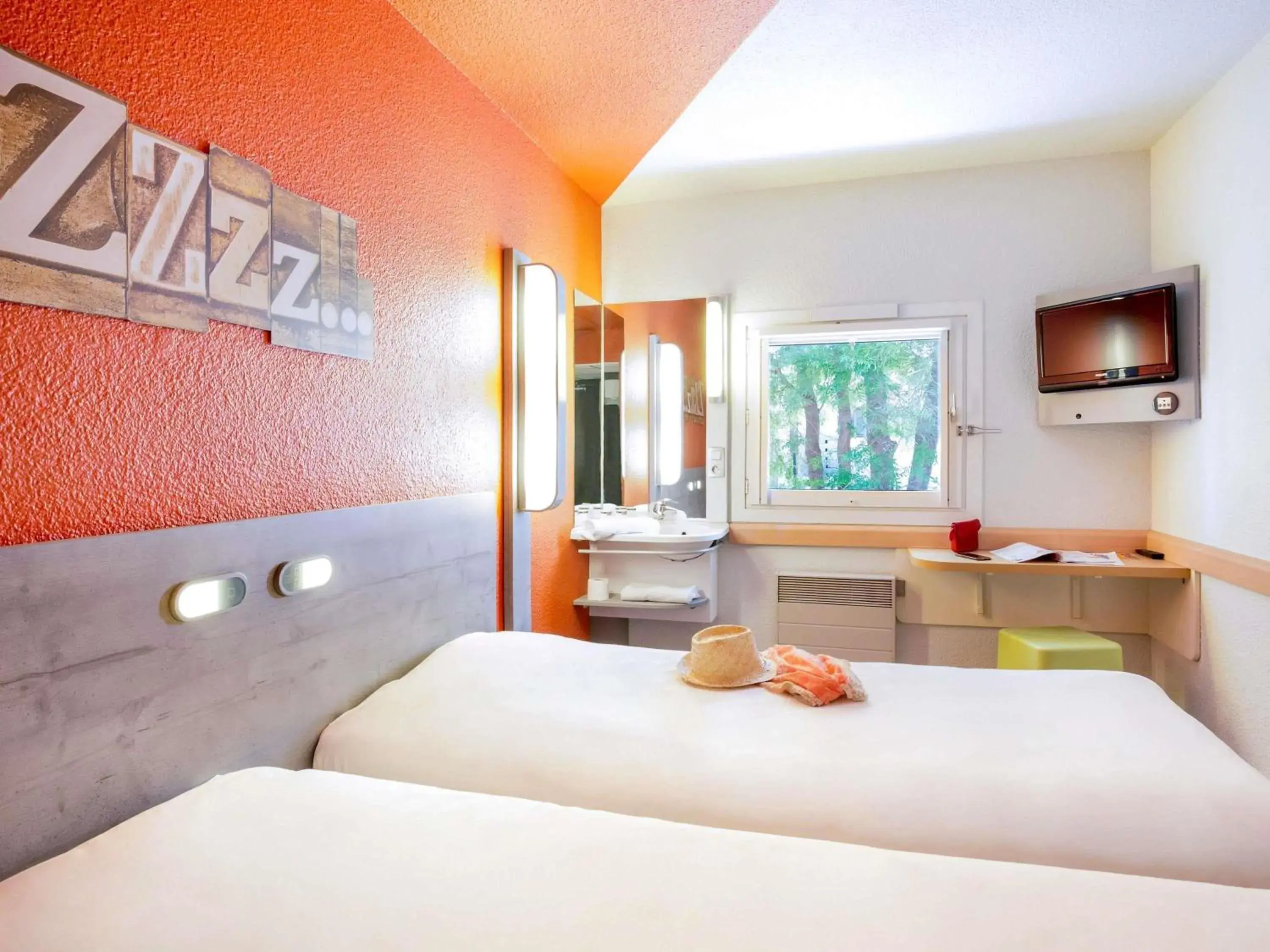 Property building, Bed in Ibis Budget Fréjus Capitou Property building, Bed in Ibis Budget Fréjus Capitou