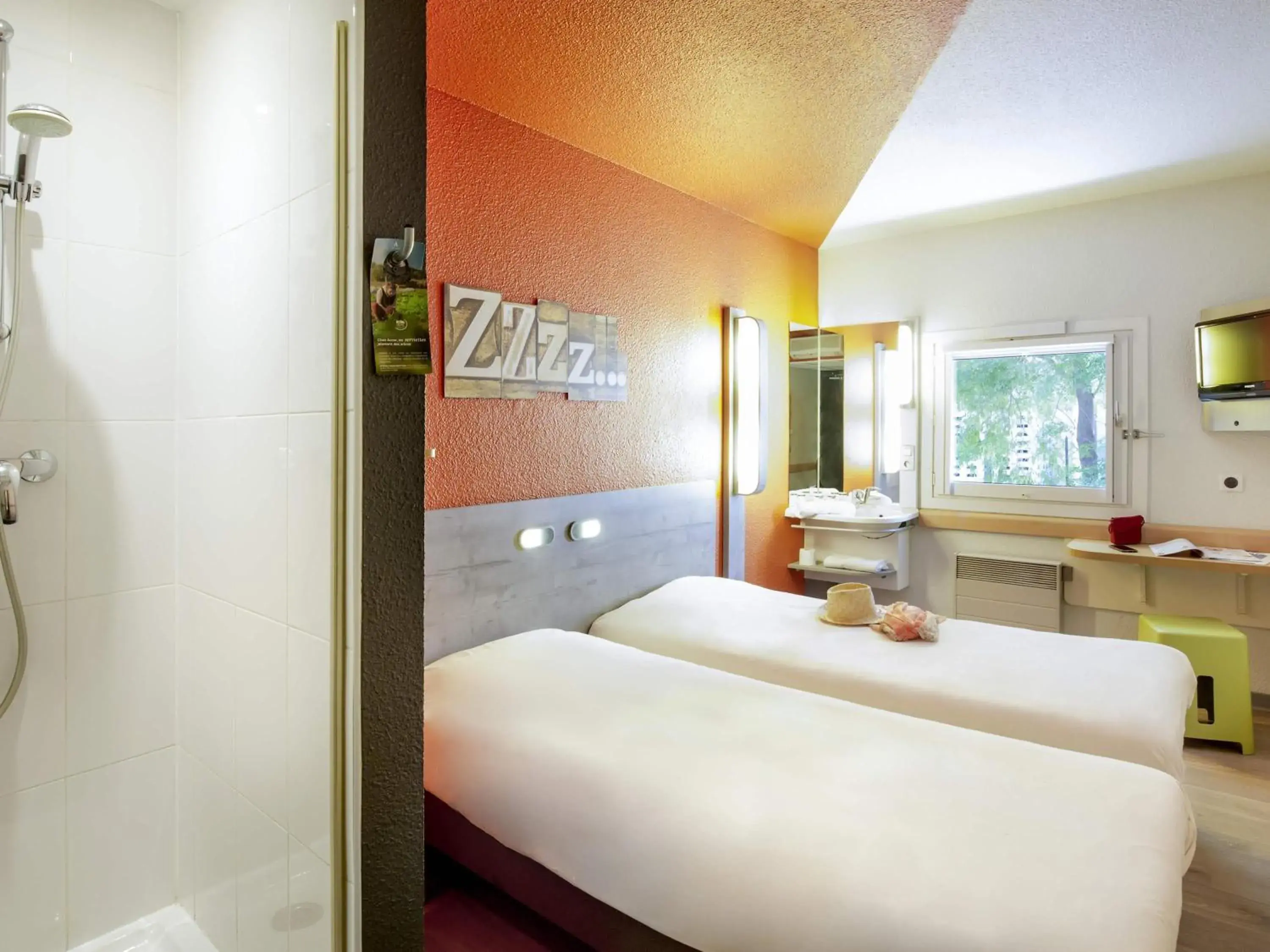 Bedroom, Bed in Ibis Budget Fréjus Capitou Bedroom, Bed in Ibis Budget Fréjus Capitou