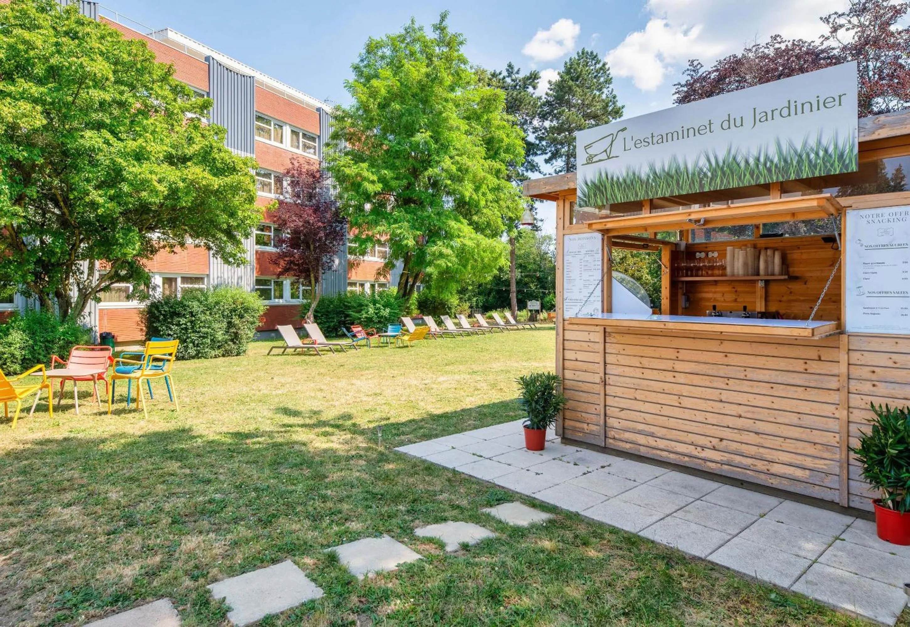 Lounge or bar in B&B HOTEL Lyon Nord 4 étoiles