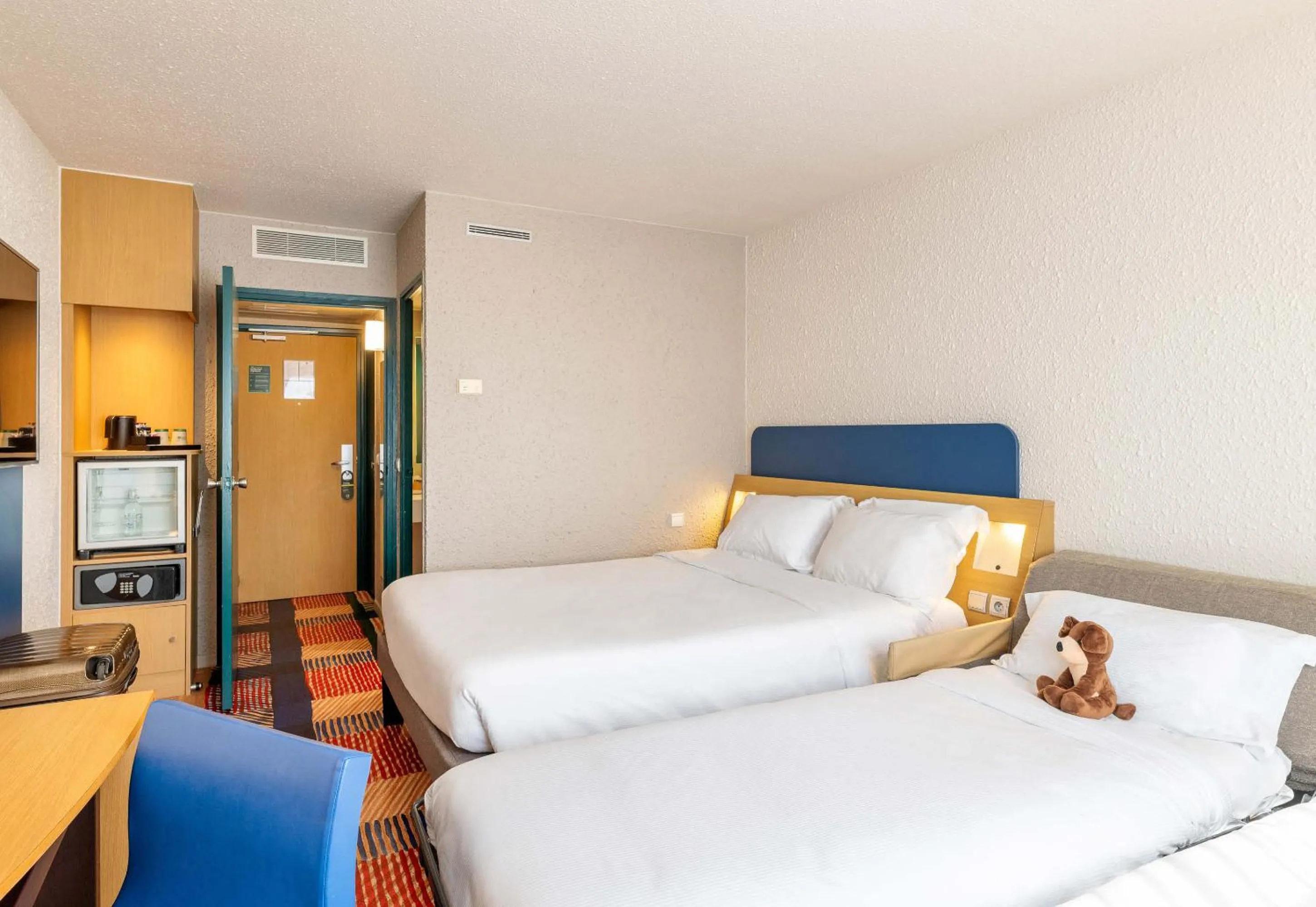 Bedroom, Bed in B&B HOTEL Lyon Nord 4 étoiles