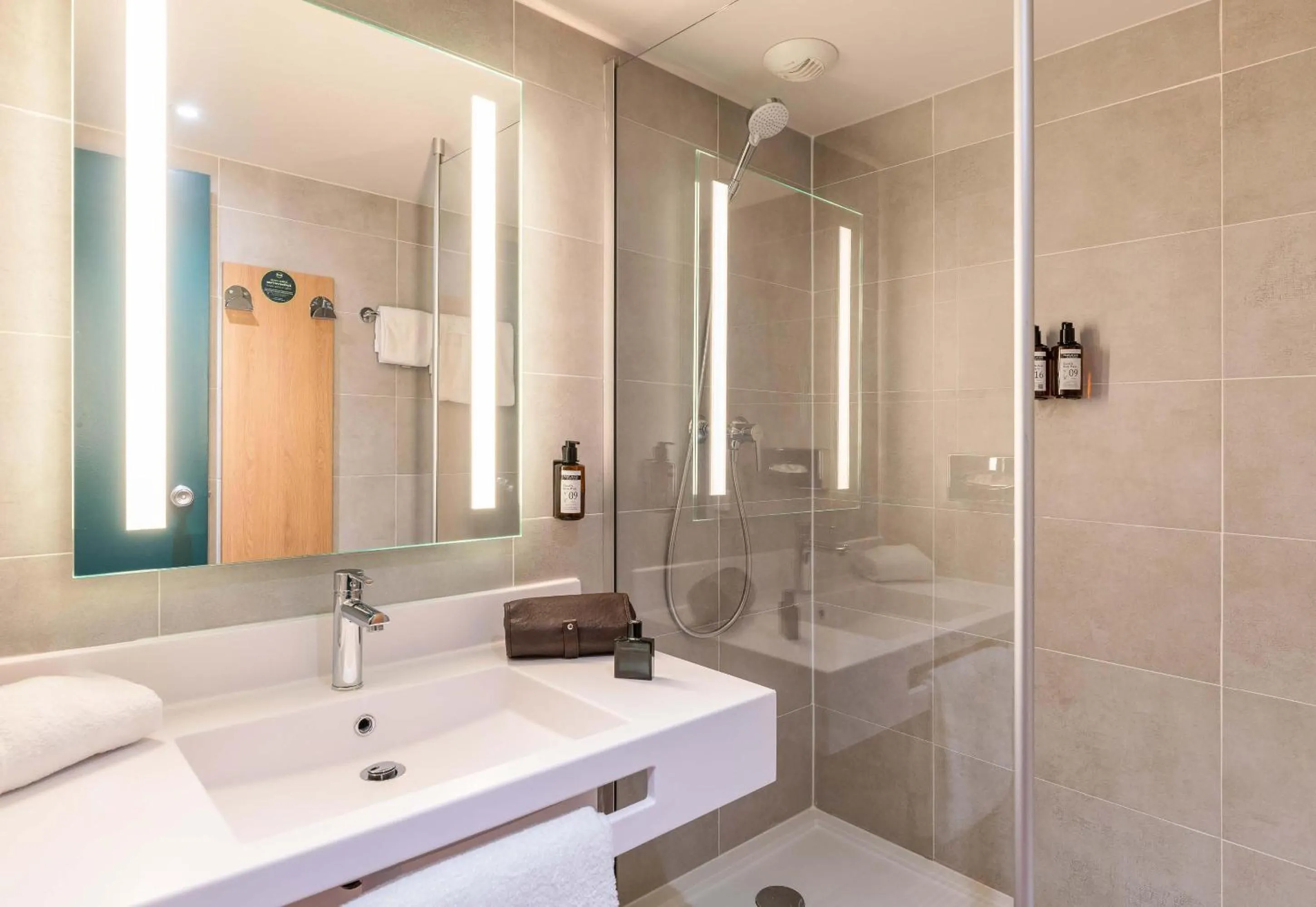 Bathroom in B&B HOTEL Lyon Nord 4 étoiles