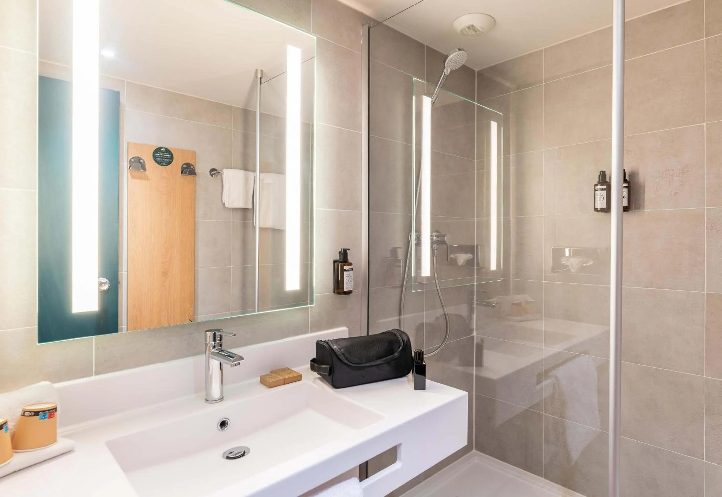 Bathroom in B&B HOTEL Lyon Nord 4 étoiles