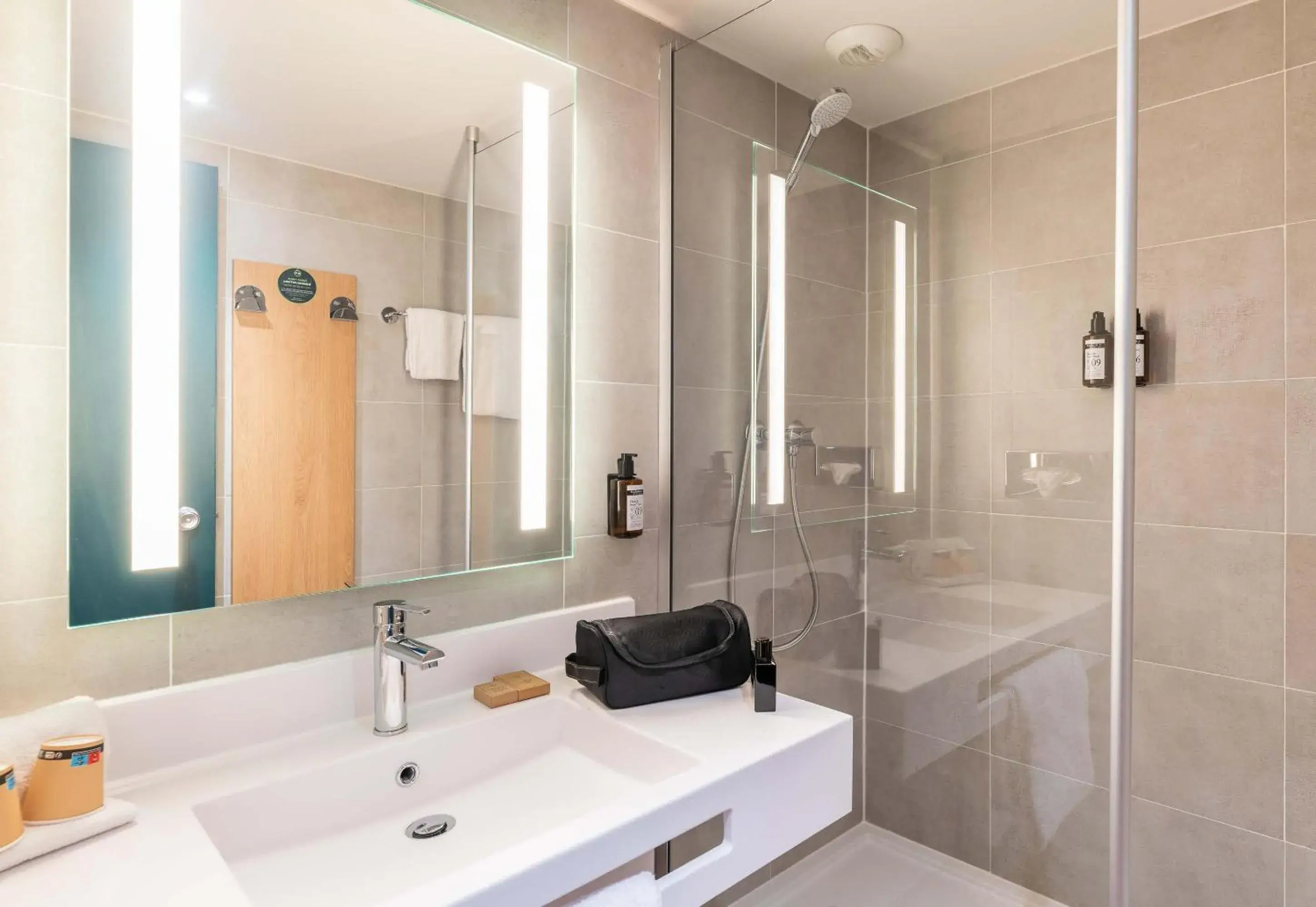 Standard Room - 1 double bed and single sofa bed in B&B HOTEL Lyon Nord 4 étoiles Standard Room - 1 double bed and single sofa bed in B&B HOTEL Lyon Nord 4 étoiles