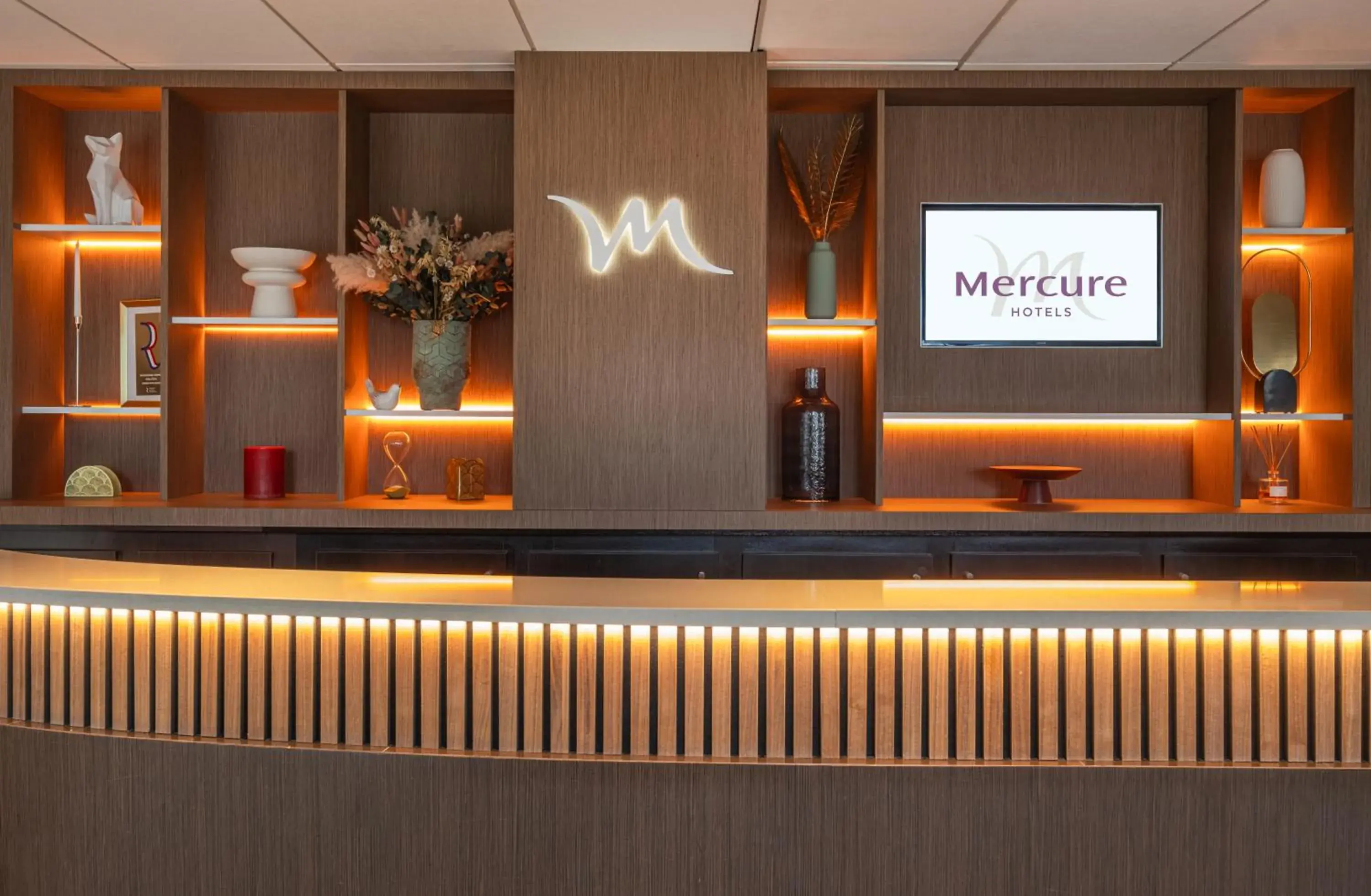 Lobby or reception in Mercure Le Mans Batignolles - Hotel & Spa Lobby or reception in Mercure Le Mans Batignolles - Hotel & Spa