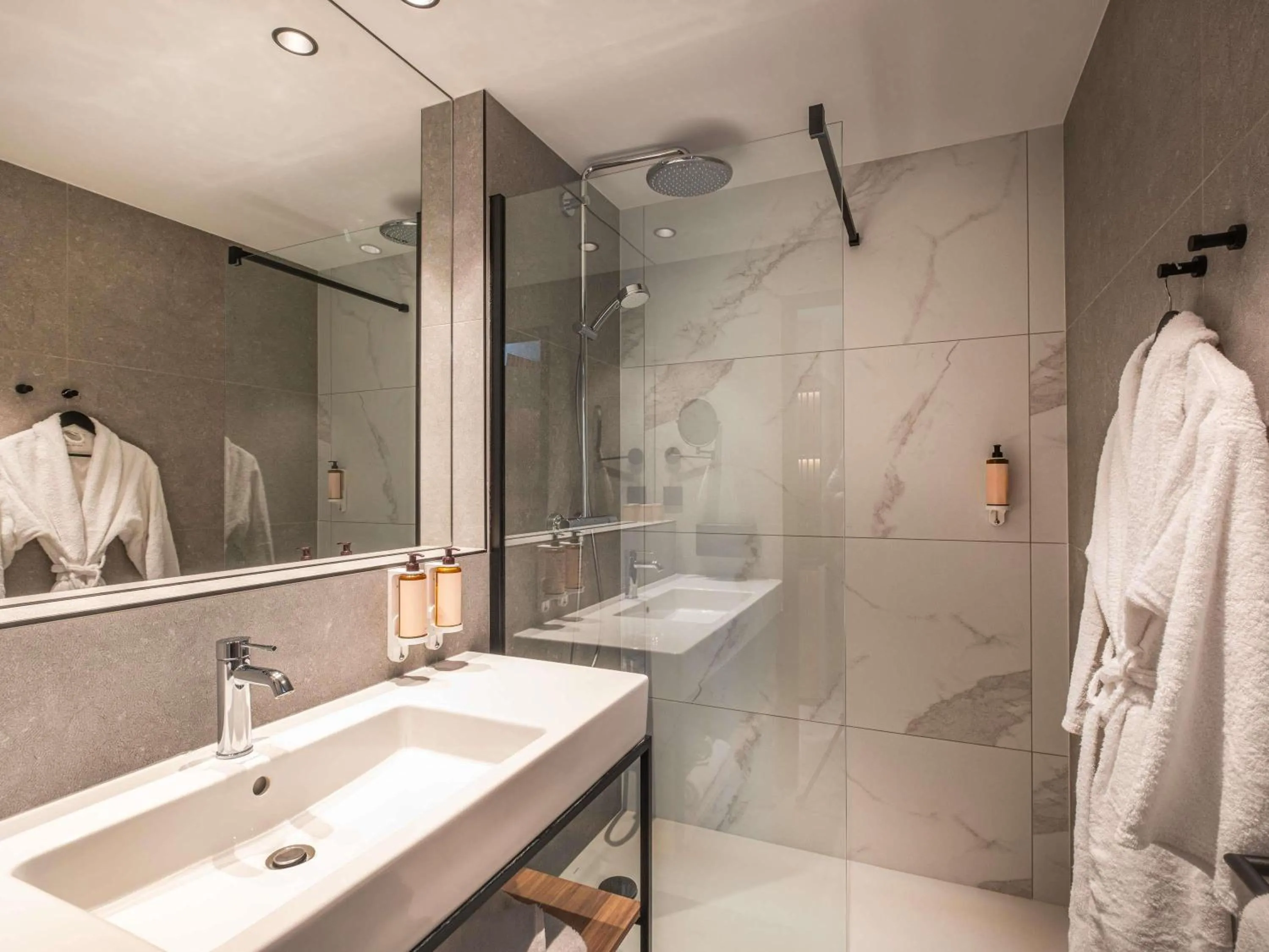 Bedroom in Mercure Le Mans Batignolles - Hotel & Spa