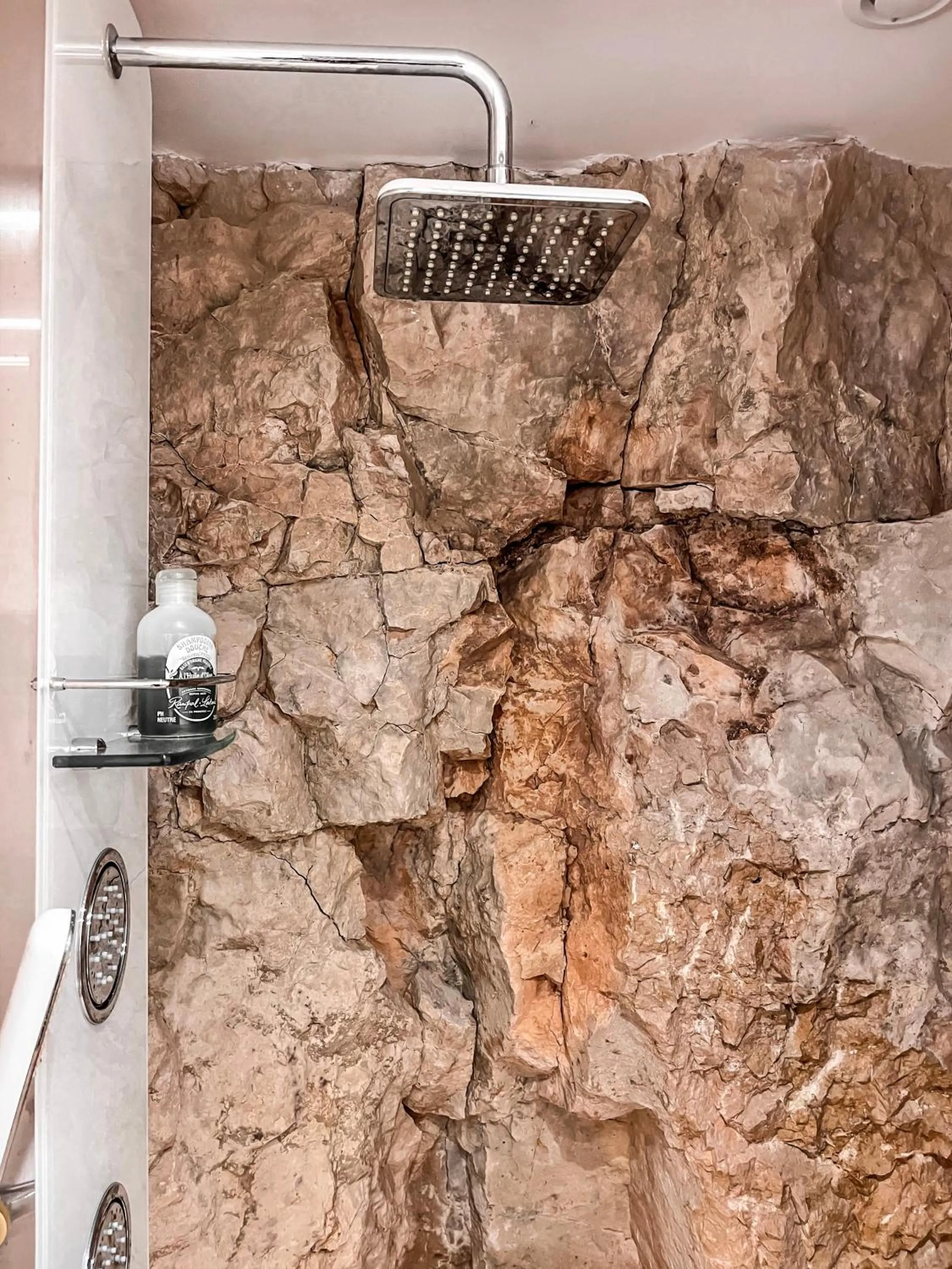 Shower in Le Mas des Roches à Velaux