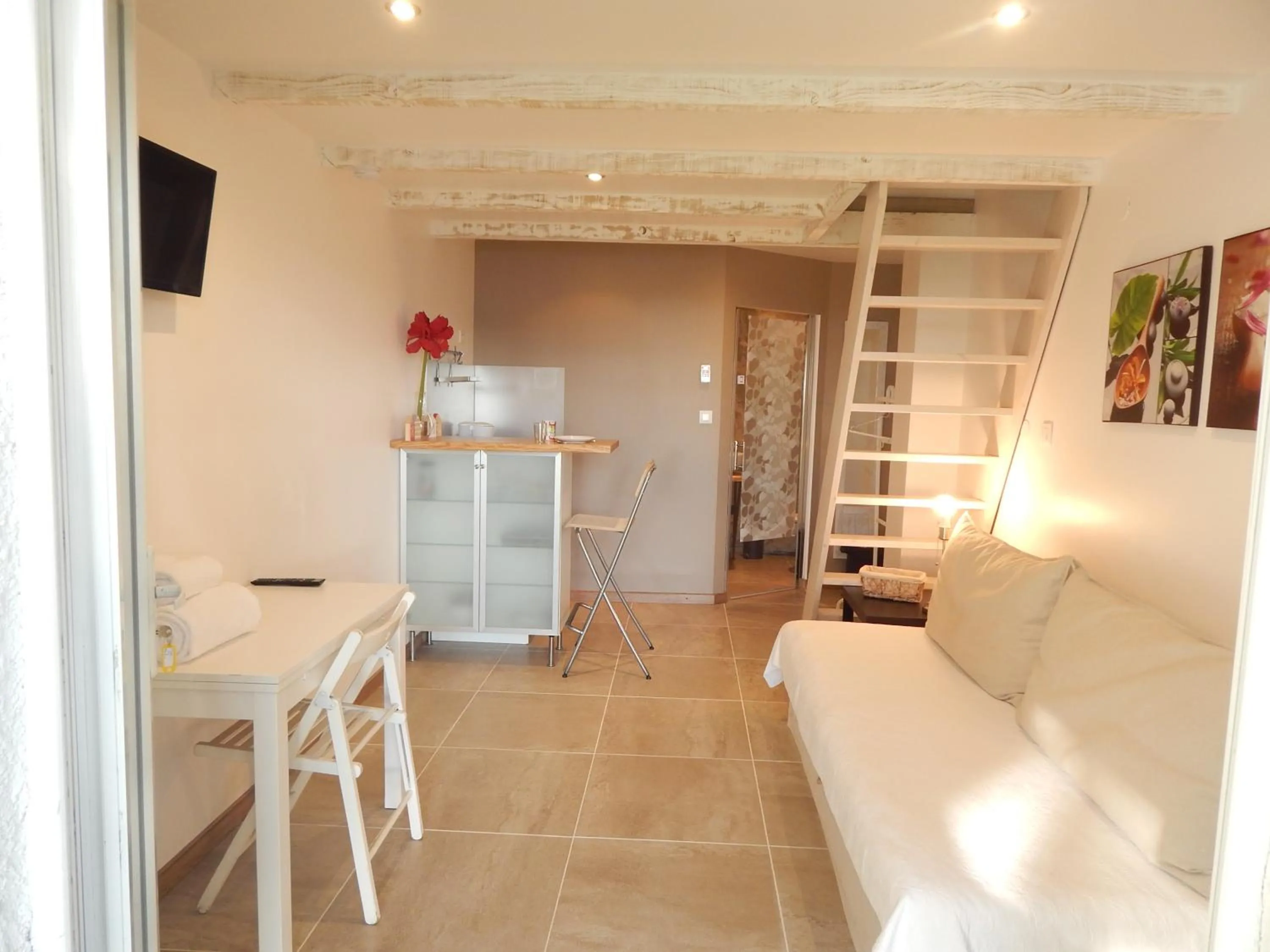 Photo of the whole room in Le Mas des Roches à Velaux