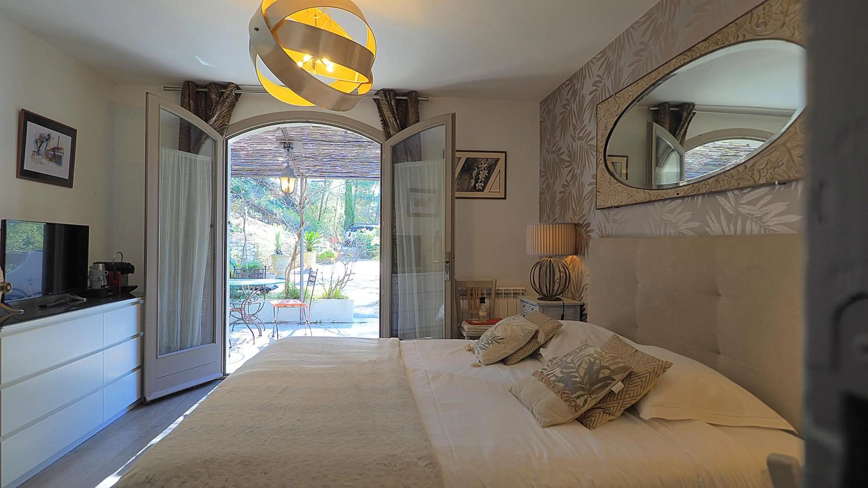 Photo of the whole room, Bed in Le Mas des Roches à Velaux