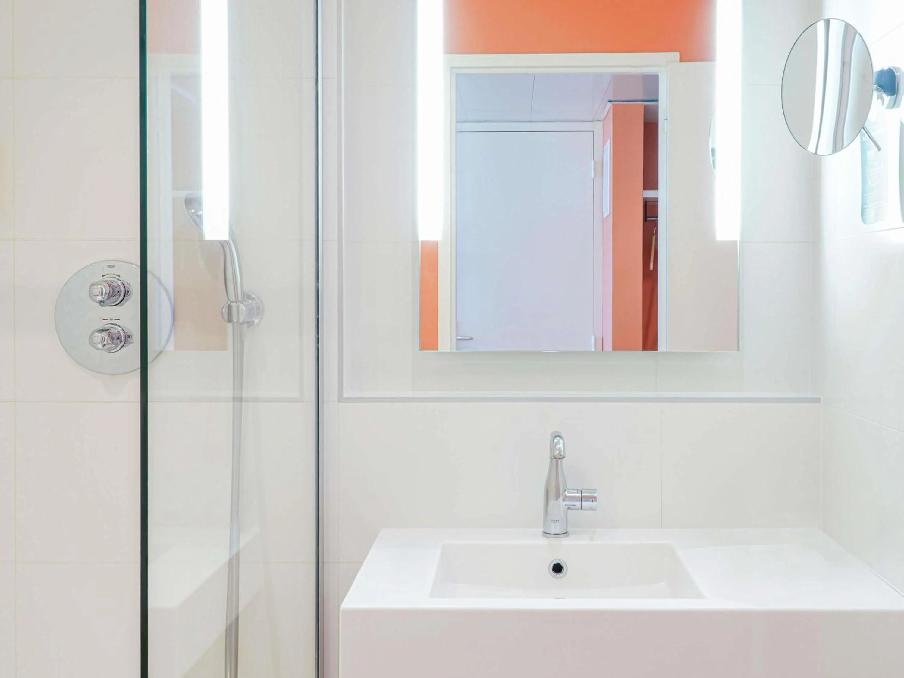 Bedroom in Mercure Marseille Centre Prado Vélodrome