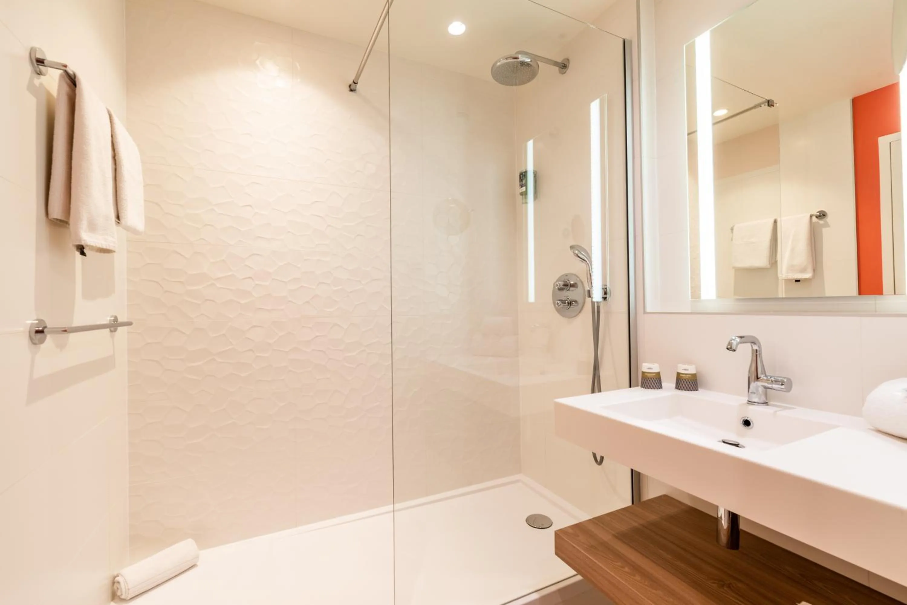 Bathroom in Mercure Marseille Centre Prado Vélodrome