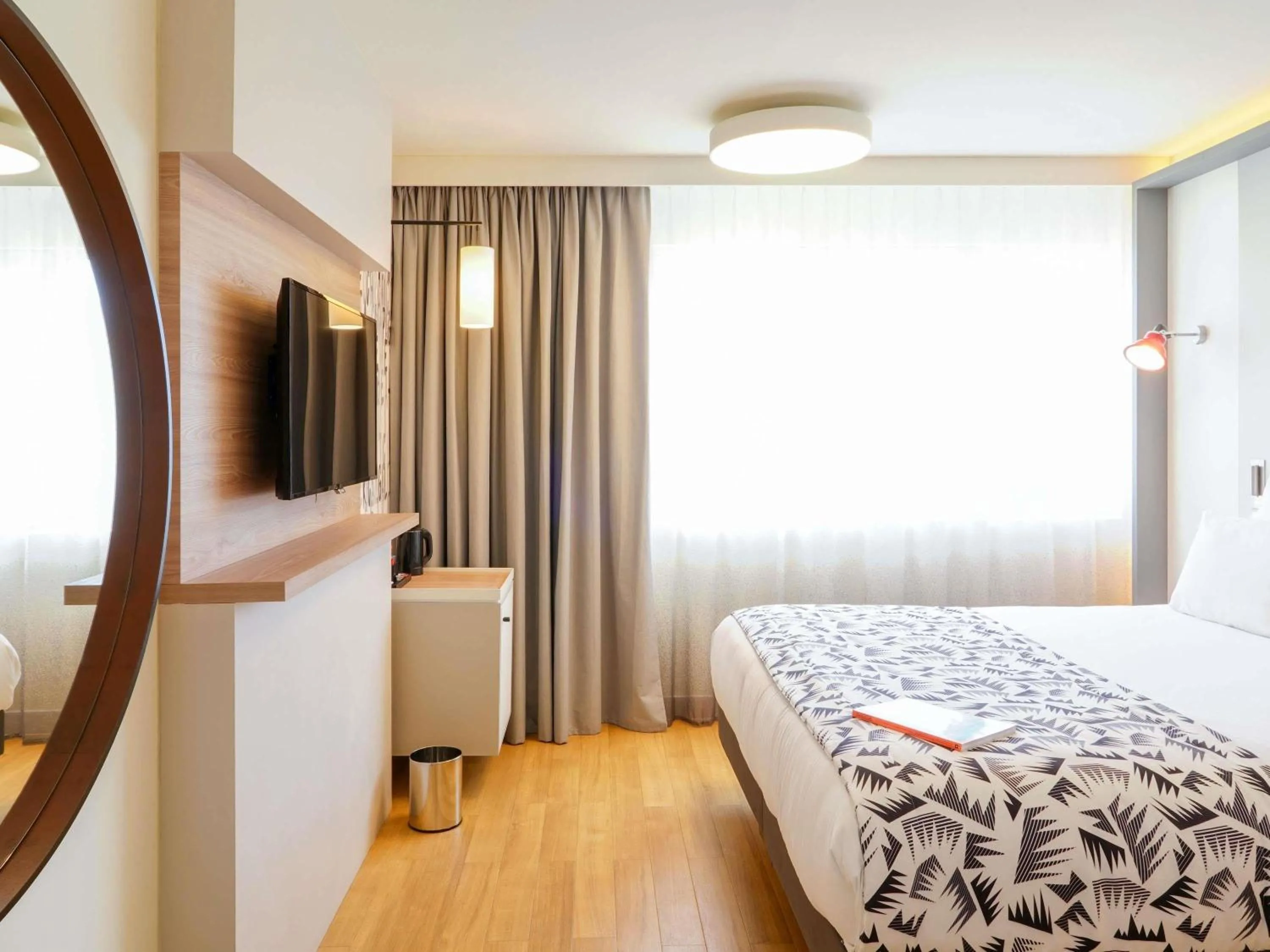 Bedroom, Bed in Mercure Marseille Centre Prado Vélodrome