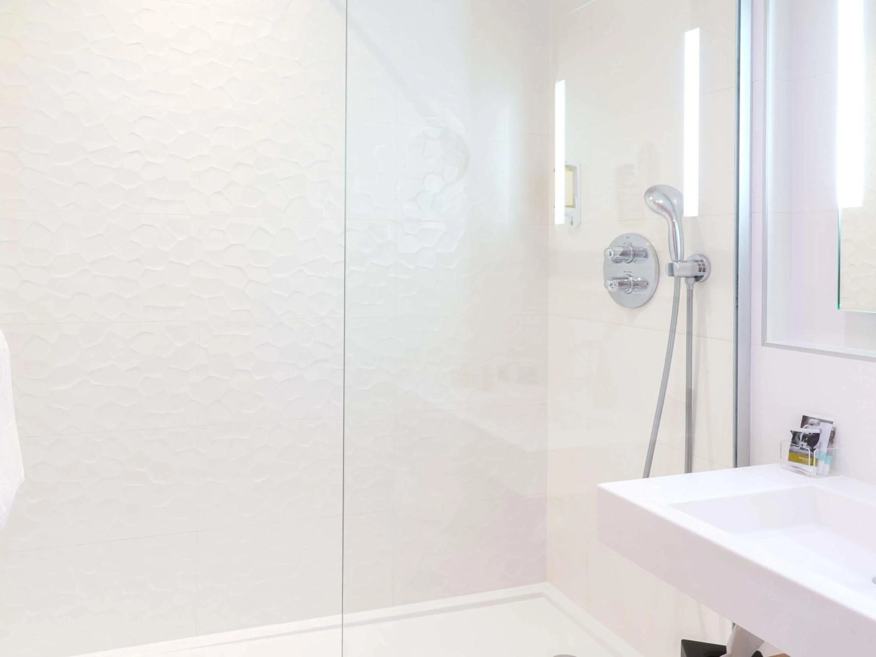 Bedroom in Mercure Marseille Centre Prado Vélodrome