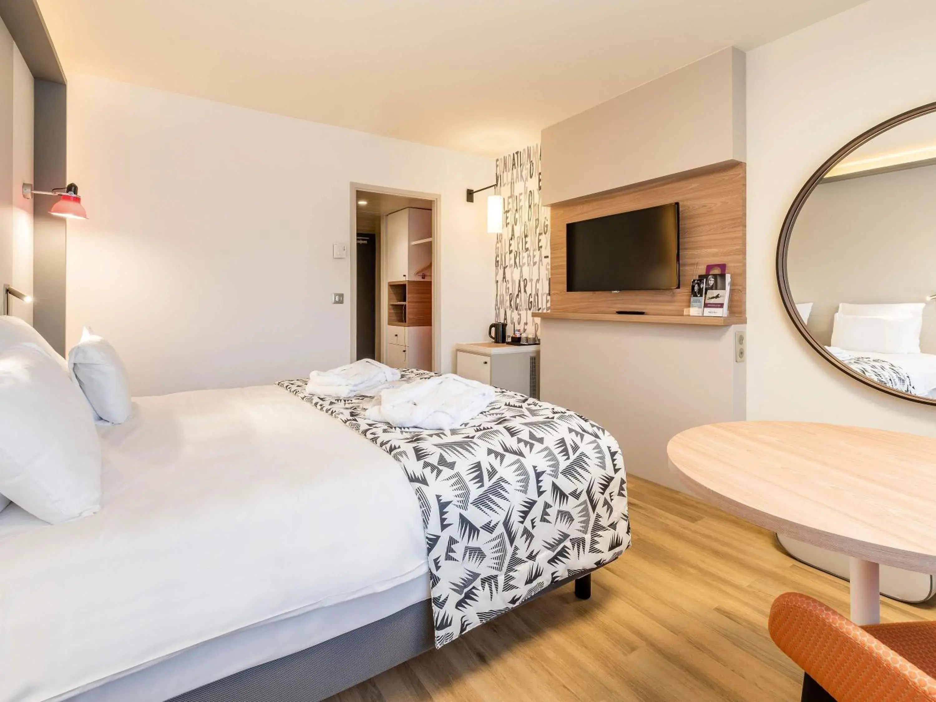 Bedroom, Bed in Mercure Marseille Centre Prado Vélodrome Bedroom, Bed in Mercure Marseille Centre Prado Vélodrome