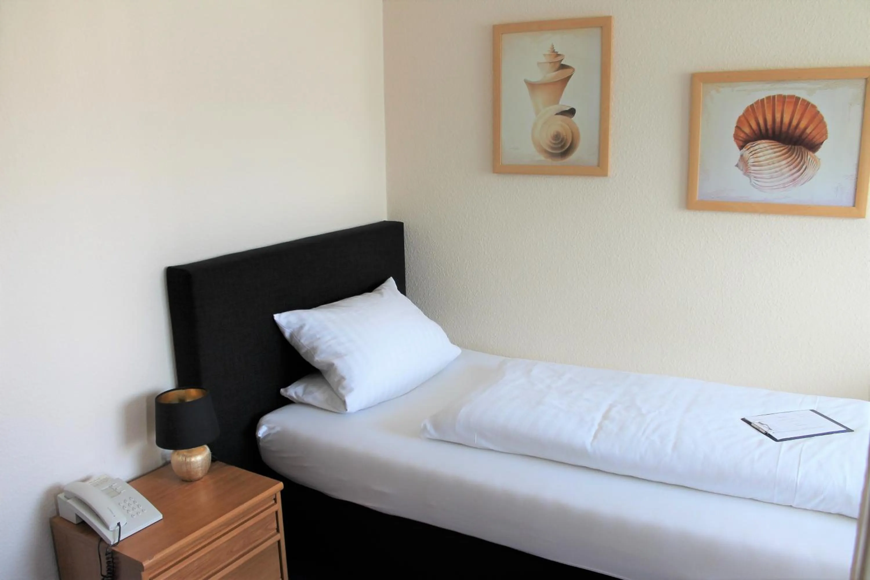 Bed in Alleehotel-Eschen