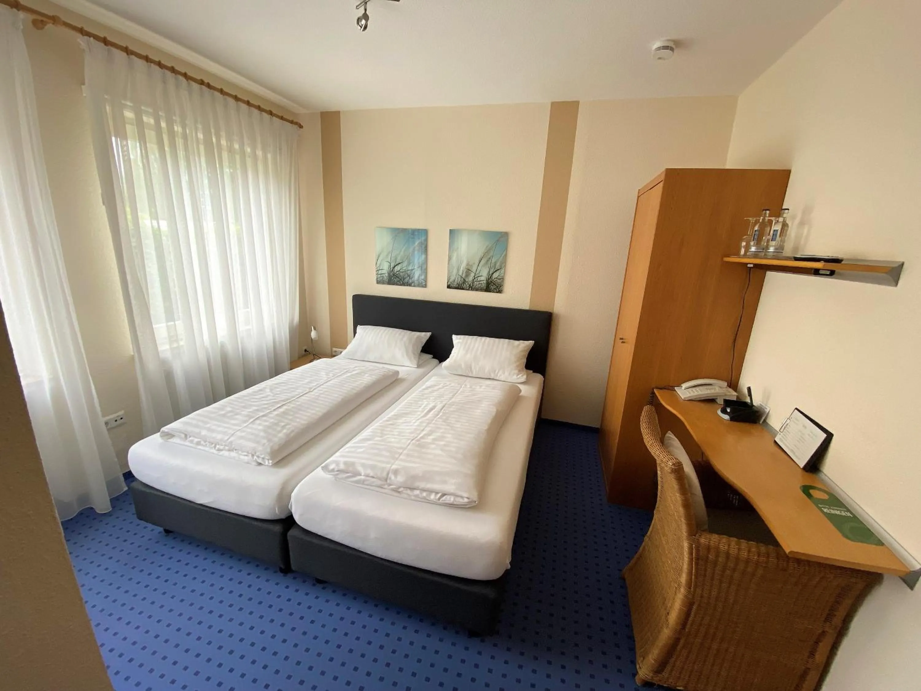 Bedroom, Bed in Alleehotel-Eschen