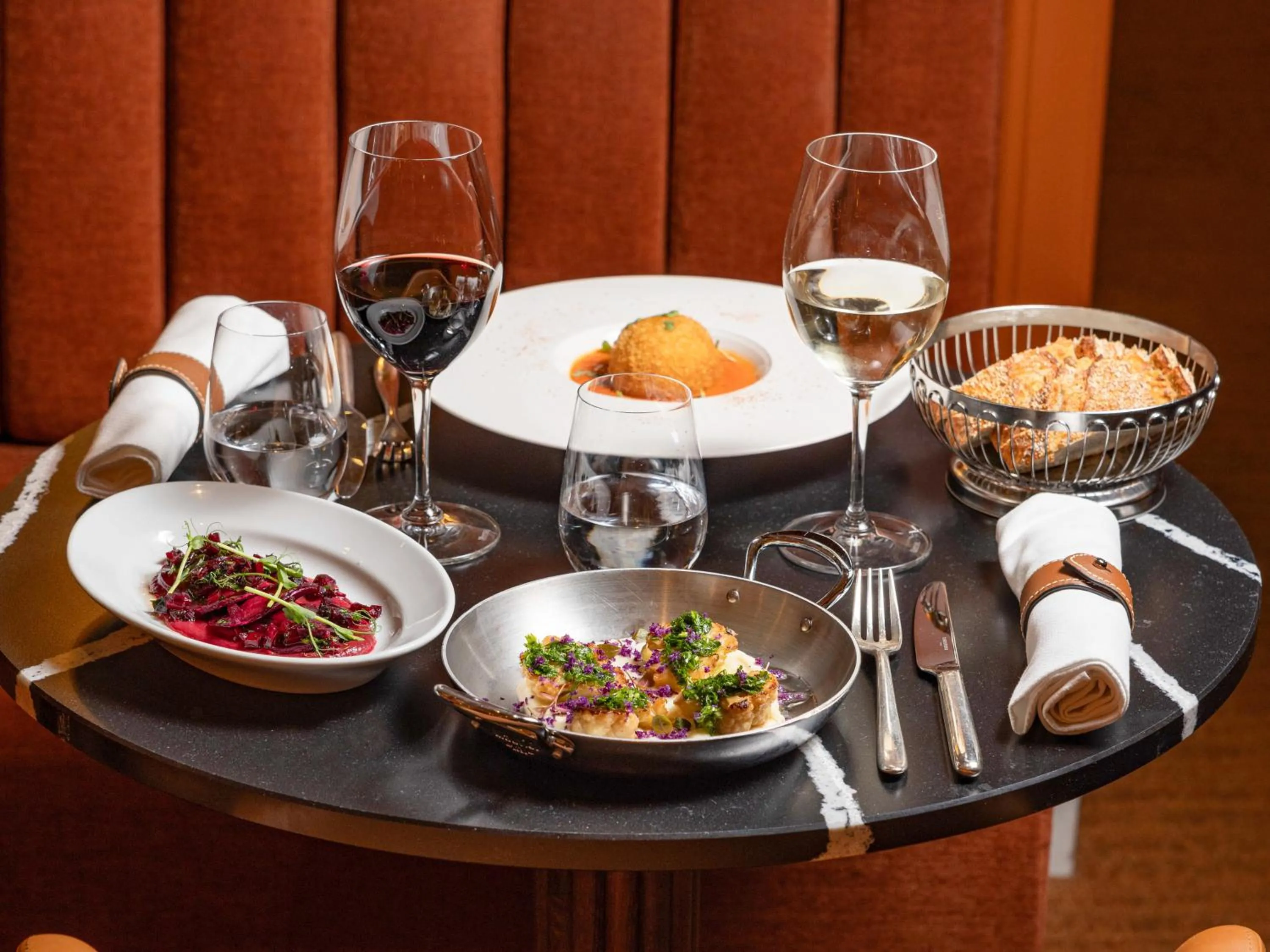 Restaurant/places to eat in Sofitel Paris Baltimore Tour Eiffel