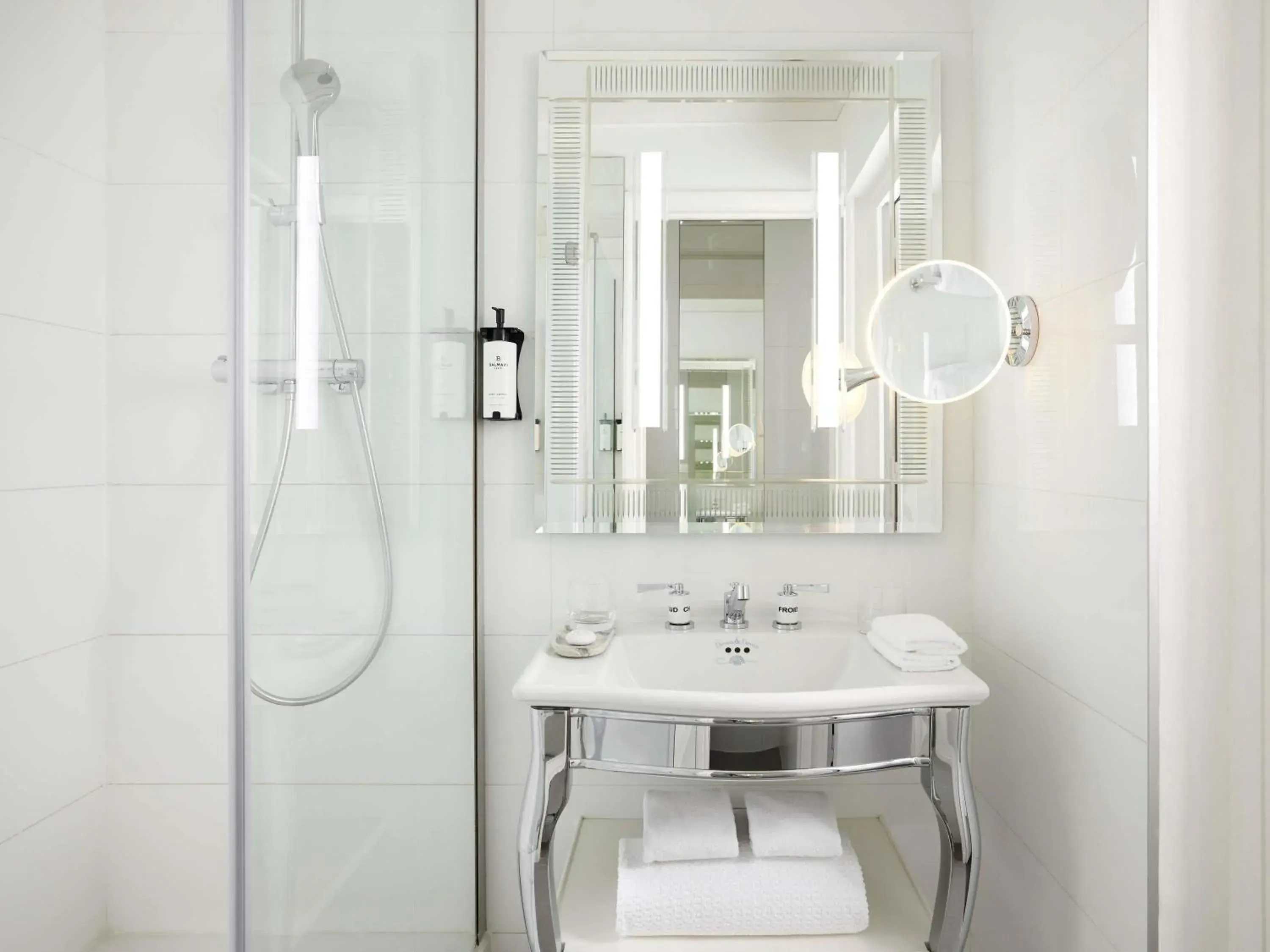 Superior Room with 1 Queen Bed in Sofitel Paris Baltimore Tour Eiffel Superior Room with 1 Queen Bed in Sofitel Paris Baltimore Tour Eiffel