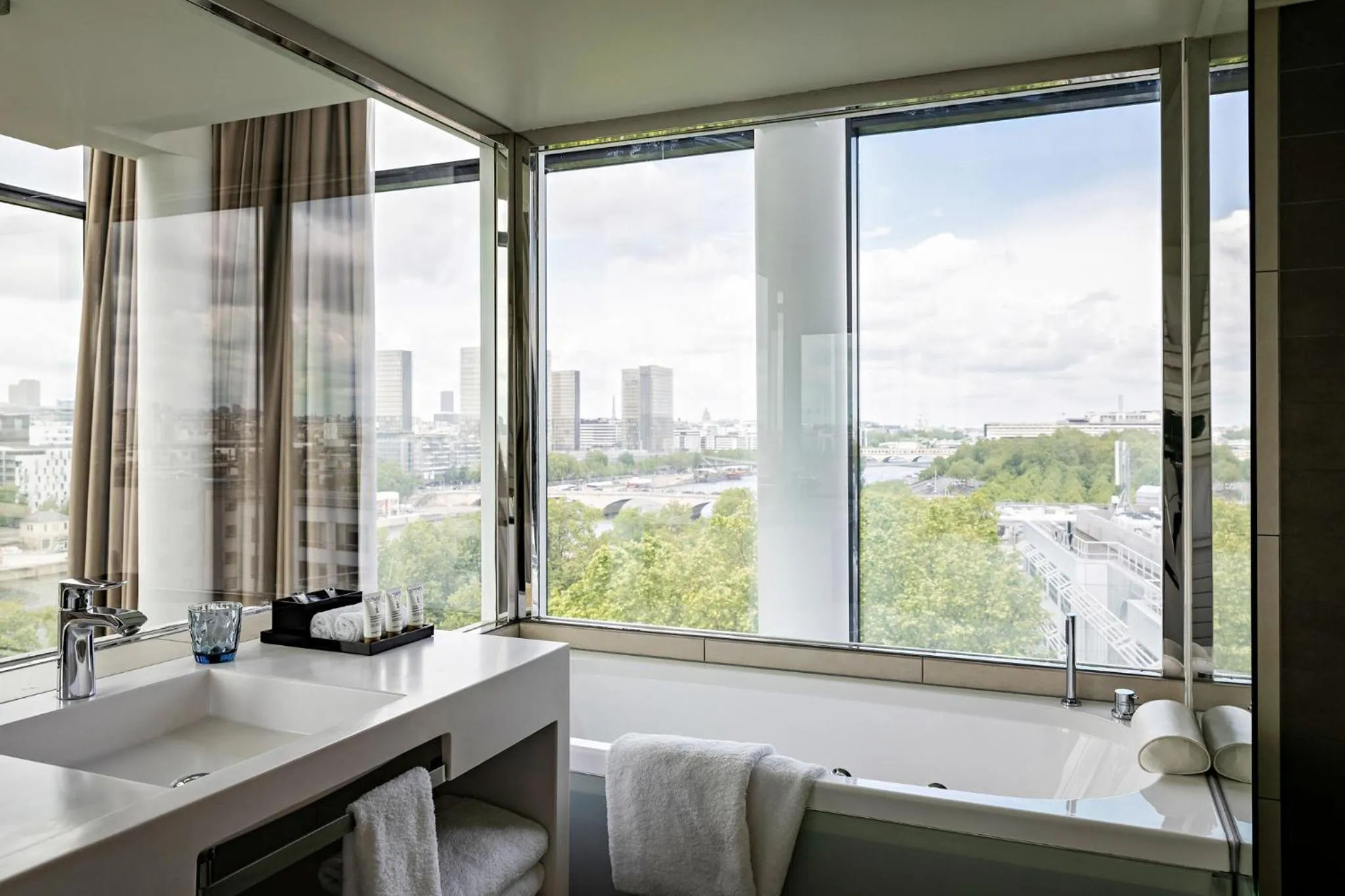 Bedroom in Pullman Paris Centre - Bercy