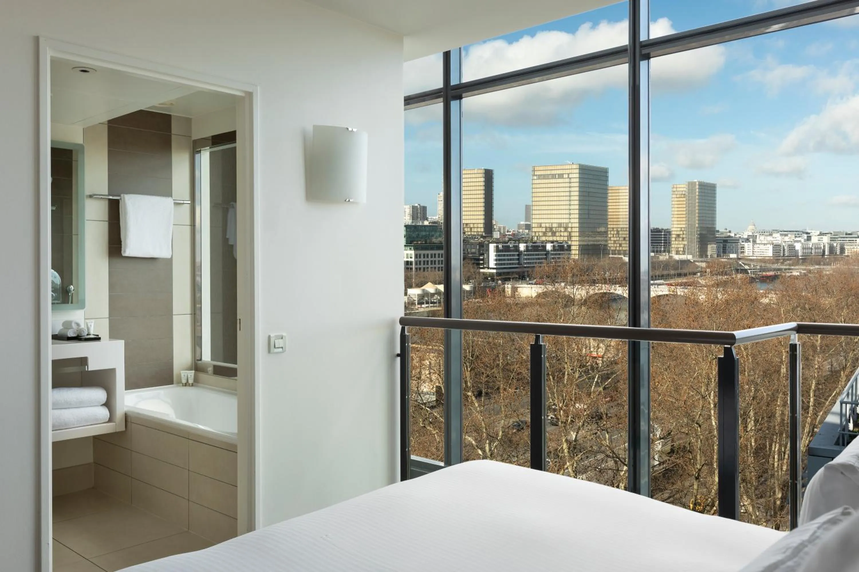 Bathroom, Bed in Pullman Paris Centre - Bercy