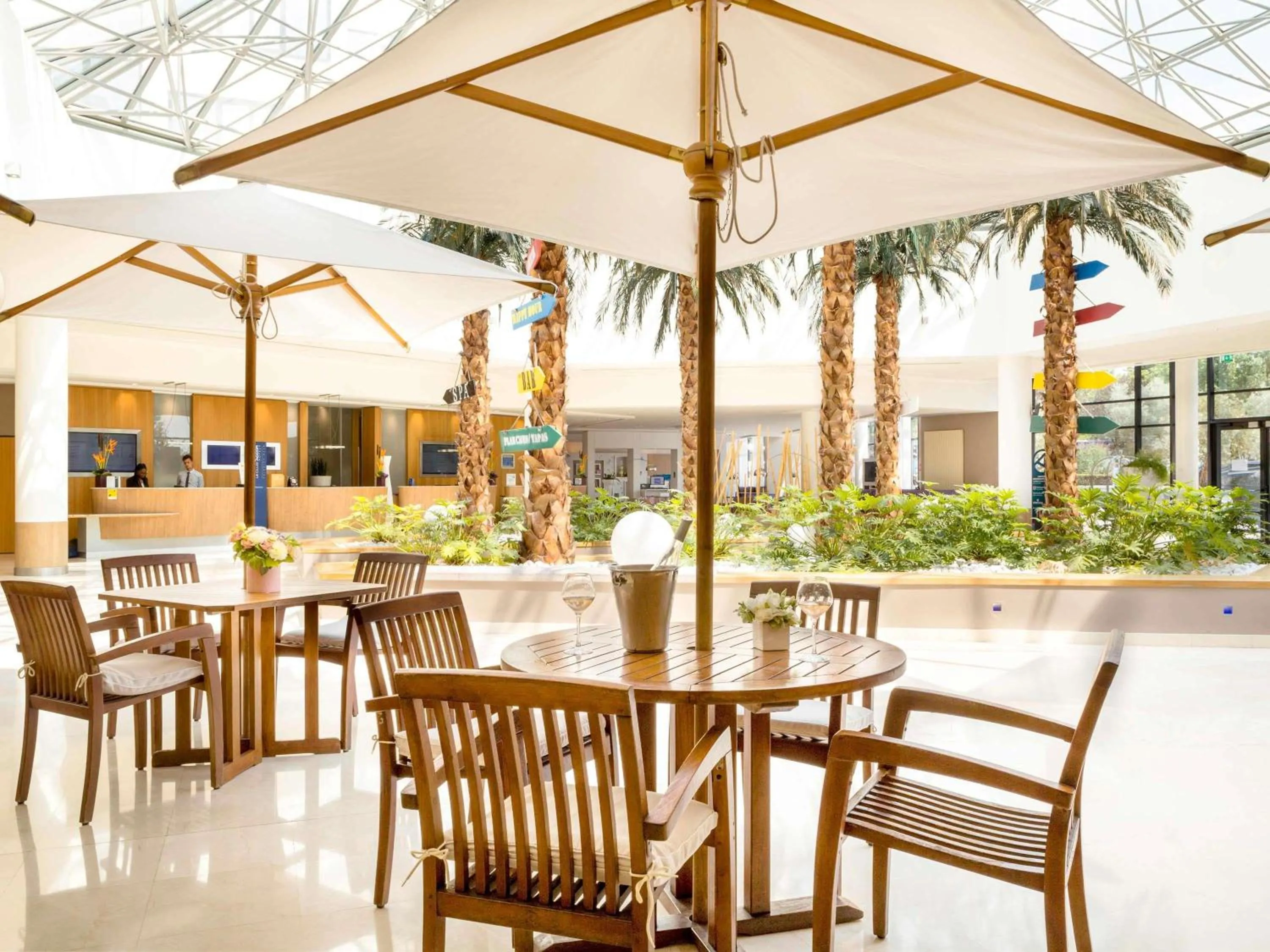 Lounge or bar in Novotel Paris Roissy CDG Convention