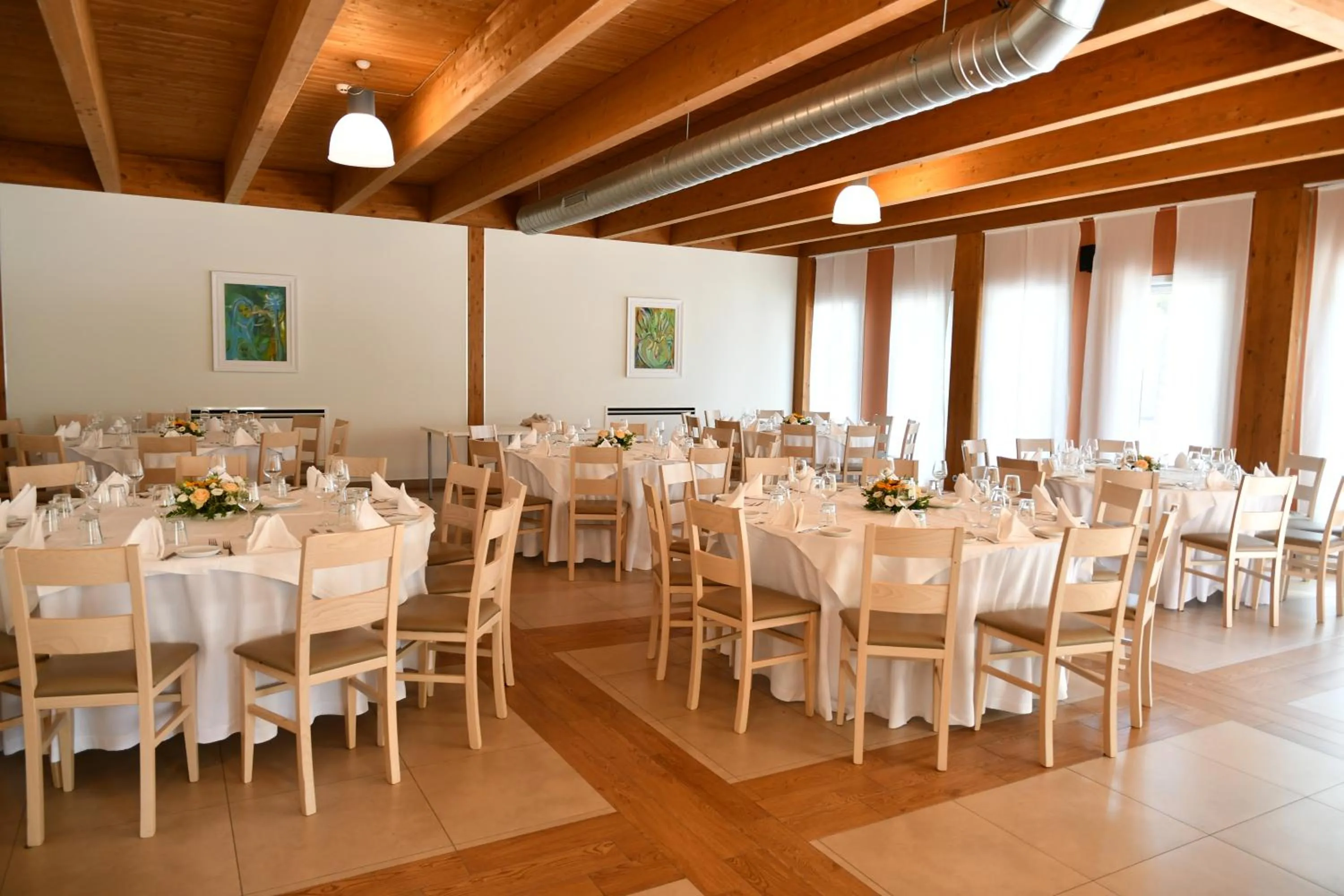 Restaurant/places to eat in Sira Resort