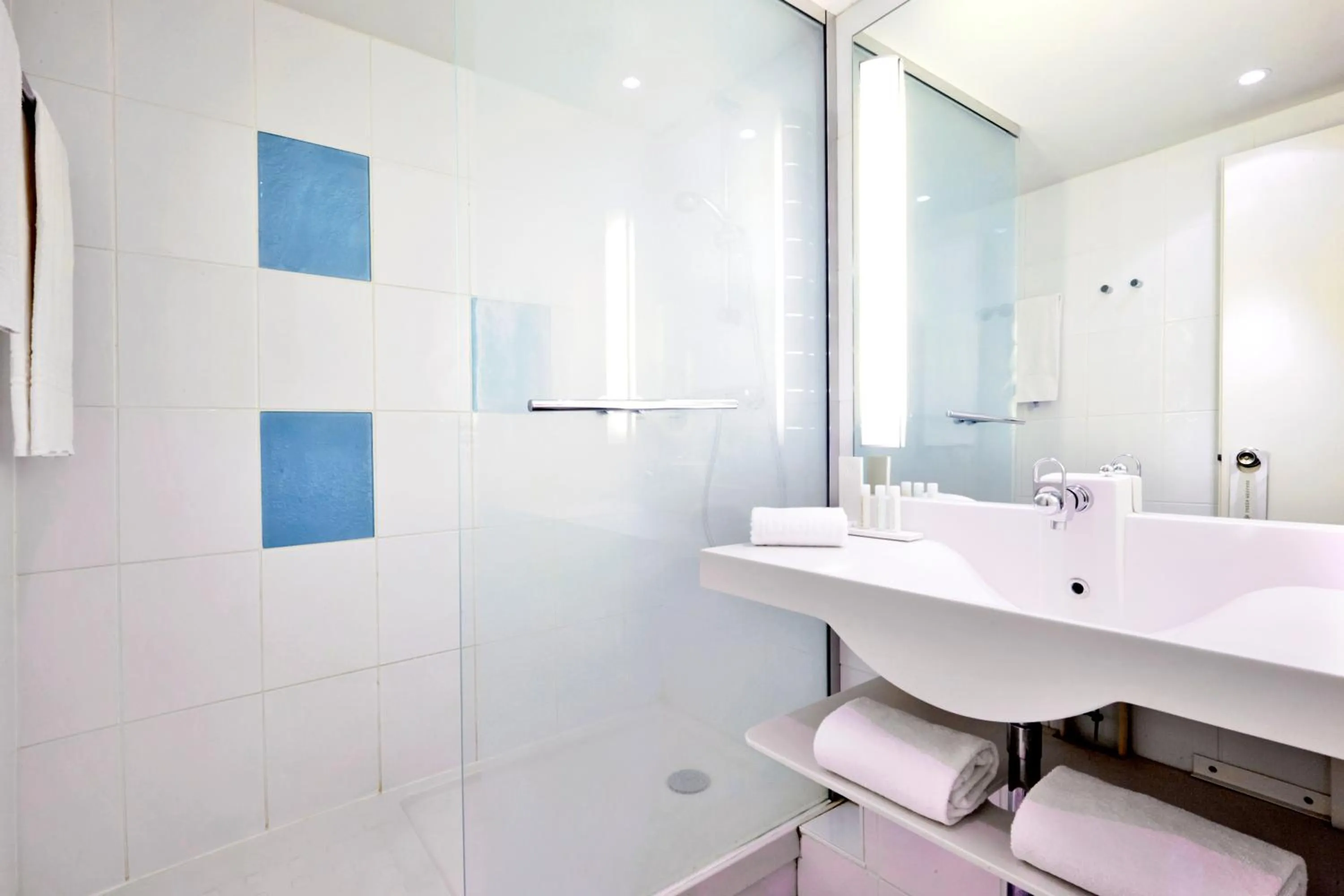 Bathroom in Campanile Troyes Nord - Barberey