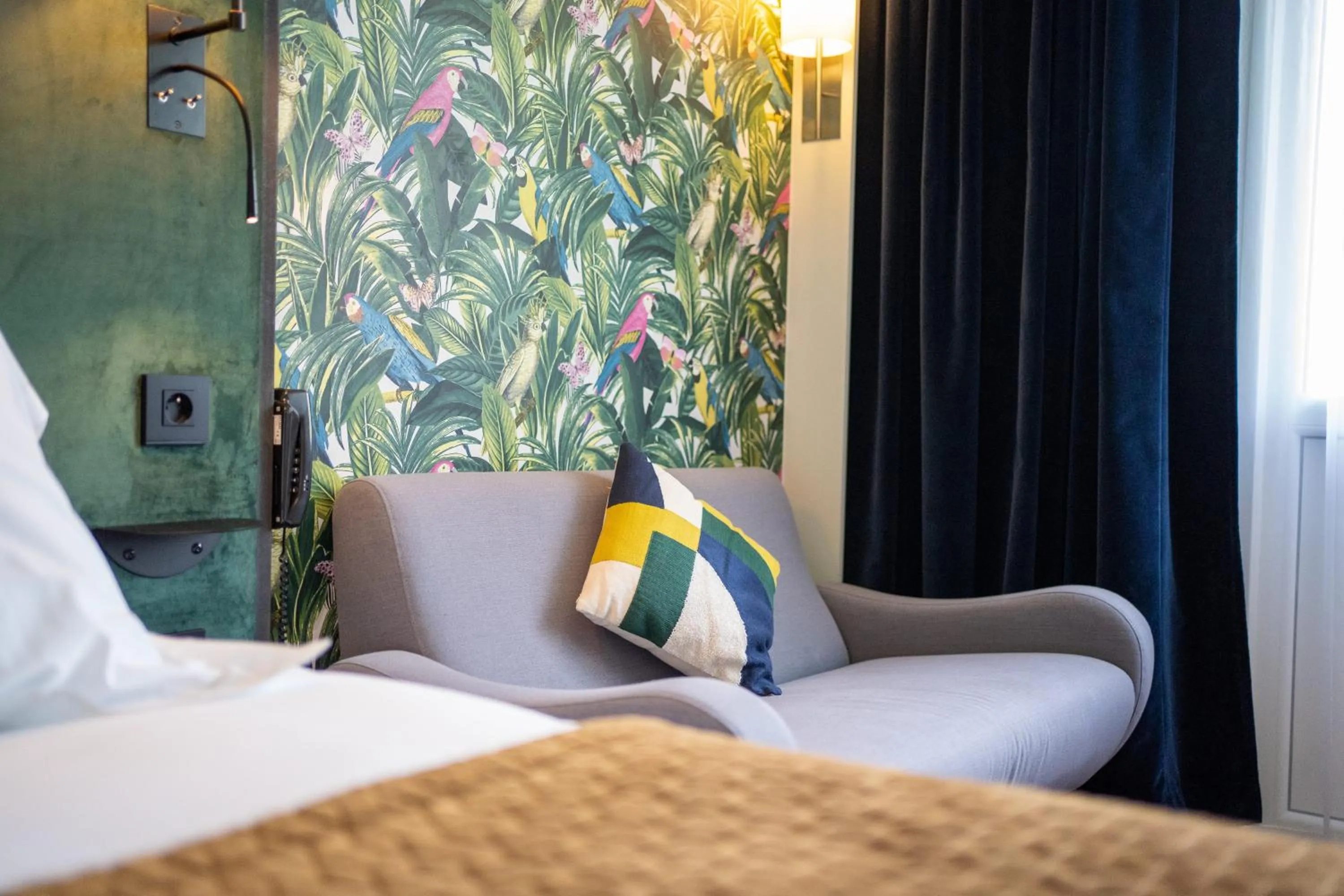 Seating area, Bed in Campanile Troyes Nord - Barberey