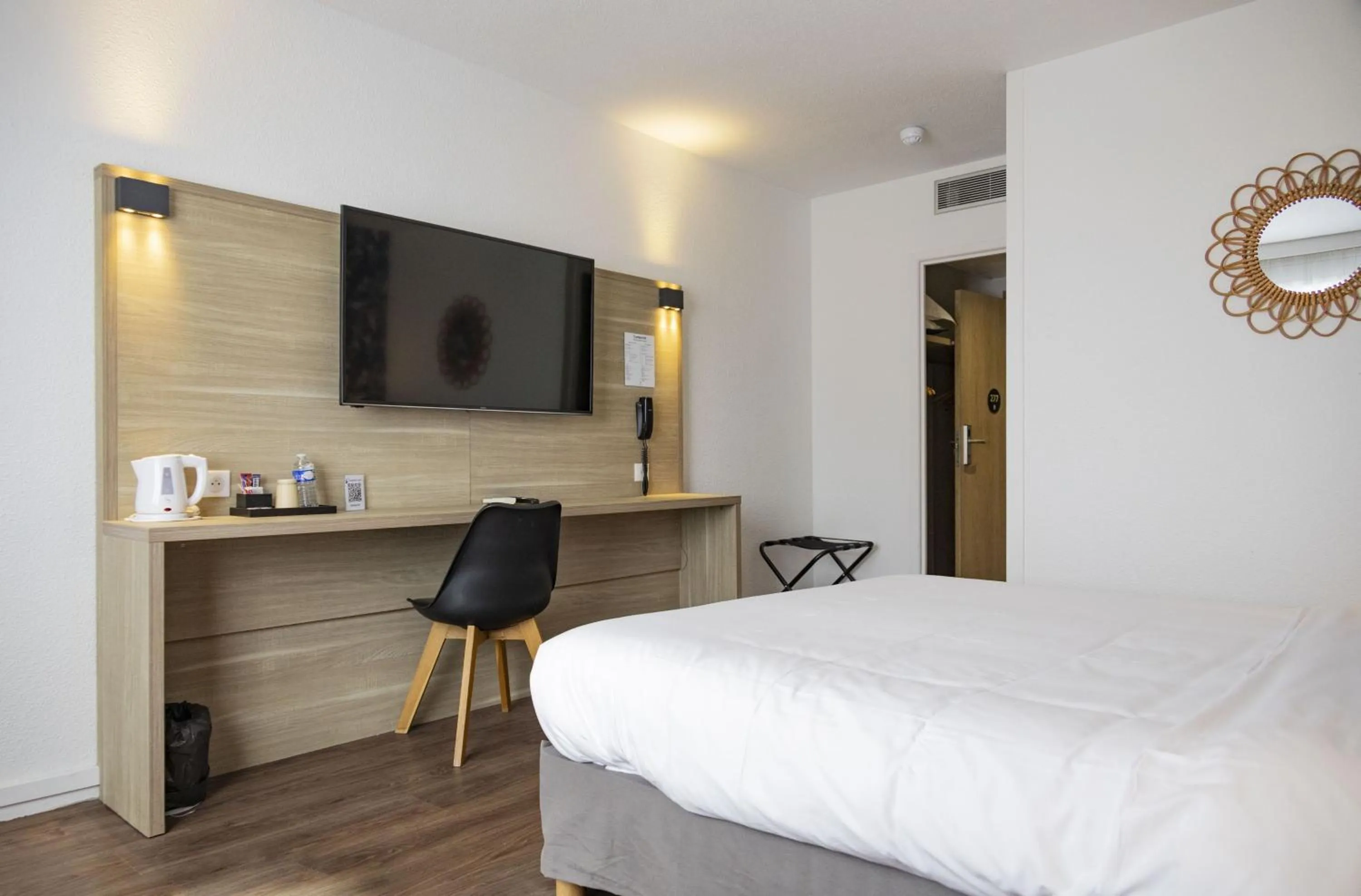 Photo of the whole room, Bed in Campanile Troyes Nord - Barberey