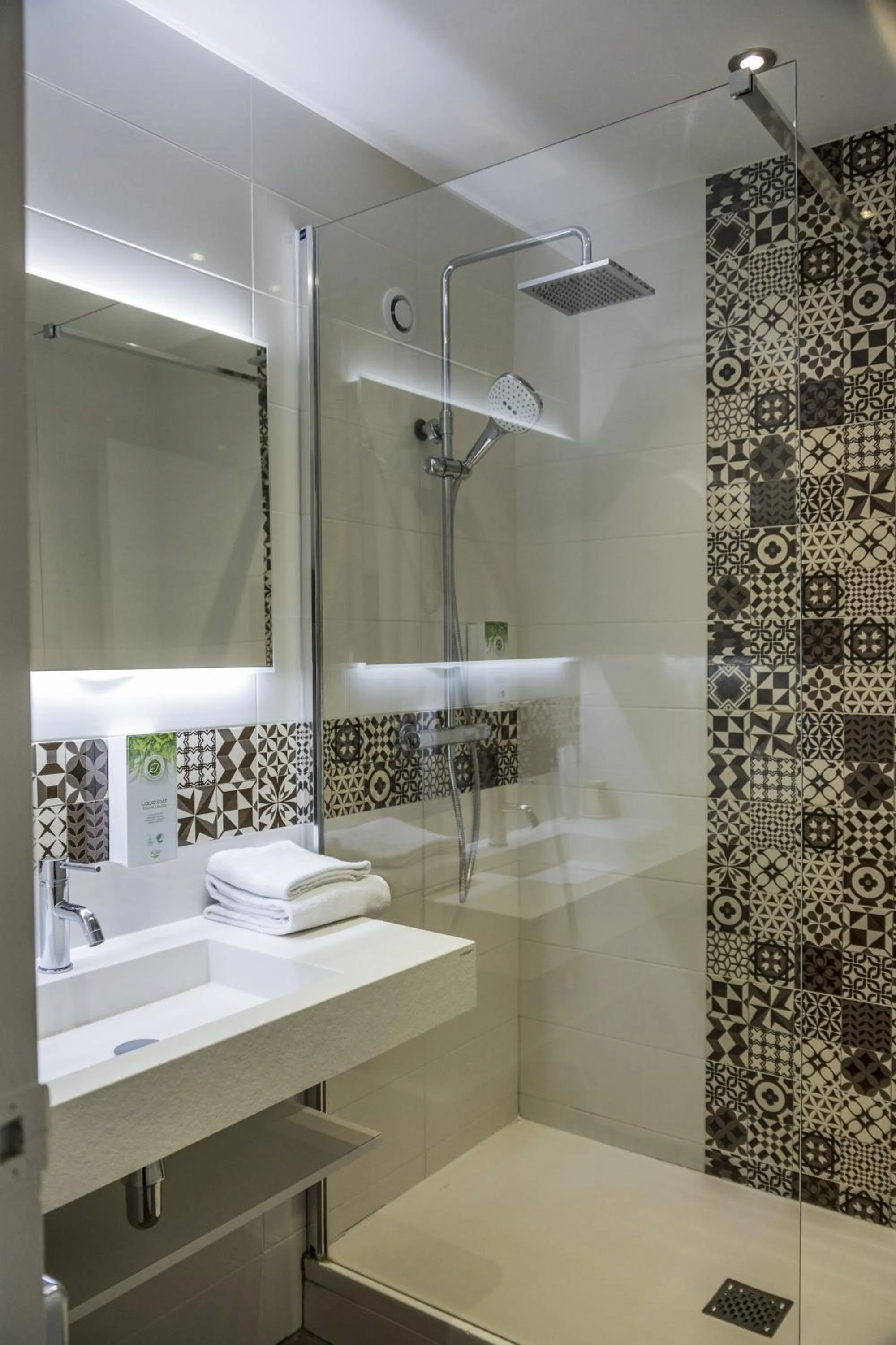 Bathroom in Campanile Troyes Nord - Barberey