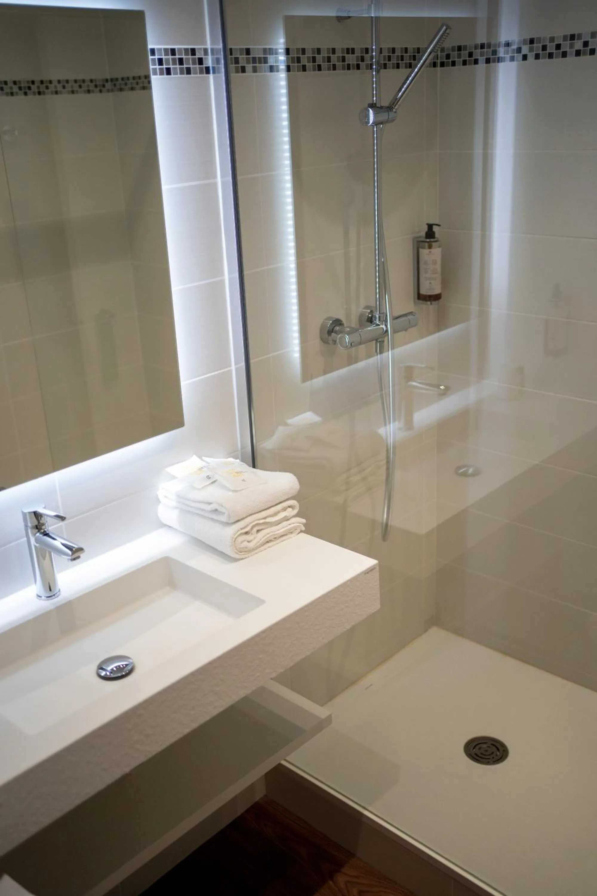 Bathroom in Campanile Troyes Nord - Barberey