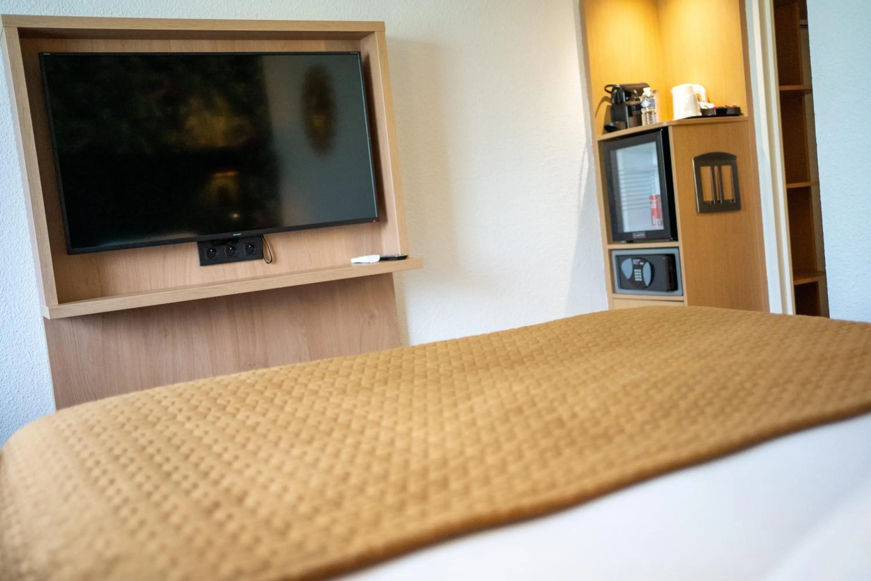 TV and multimedia, Bed in Campanile Troyes Nord - Barberey