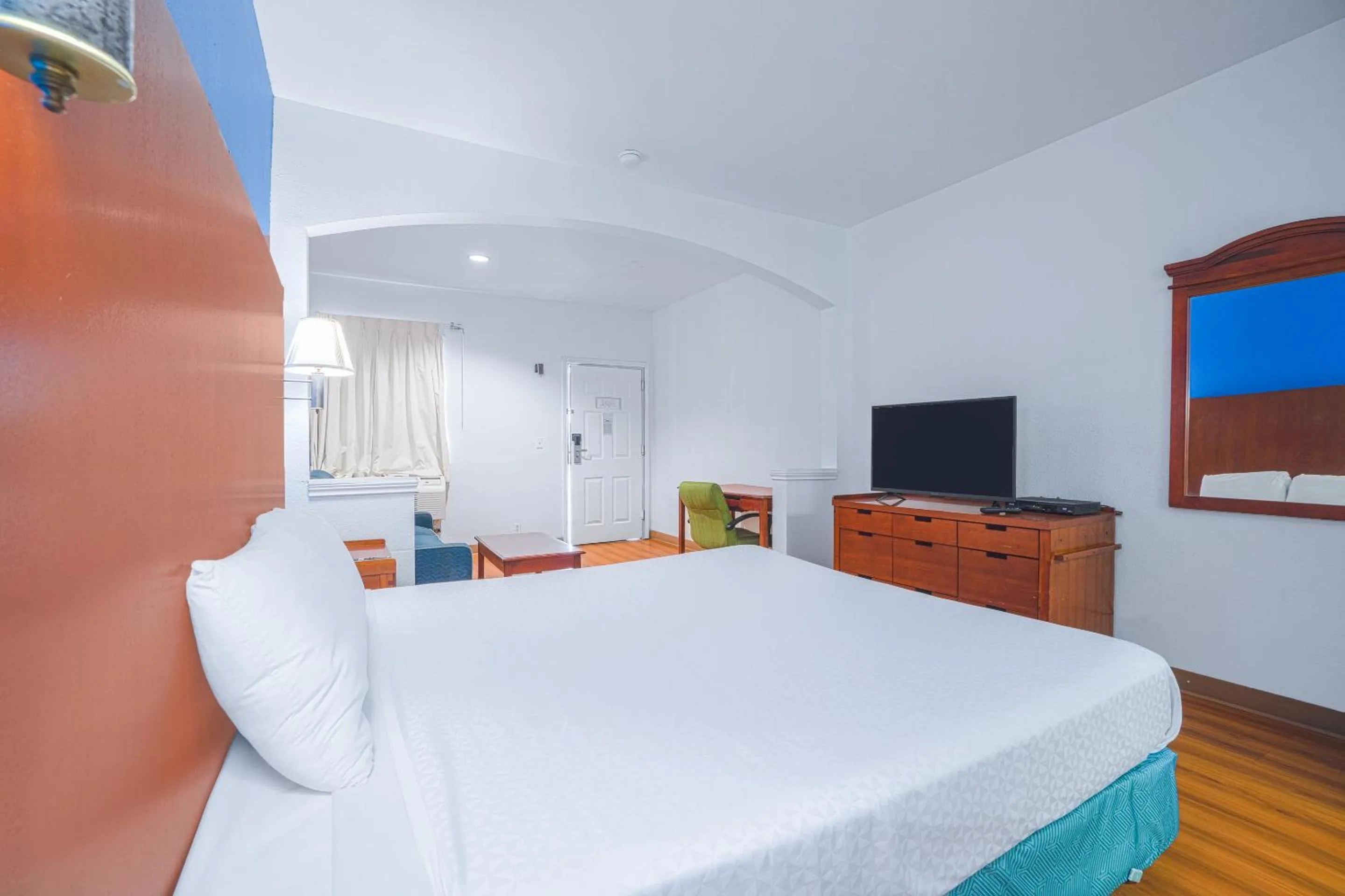 Bedroom, Bed in Island Inn By OYO Galveston Beach, TX