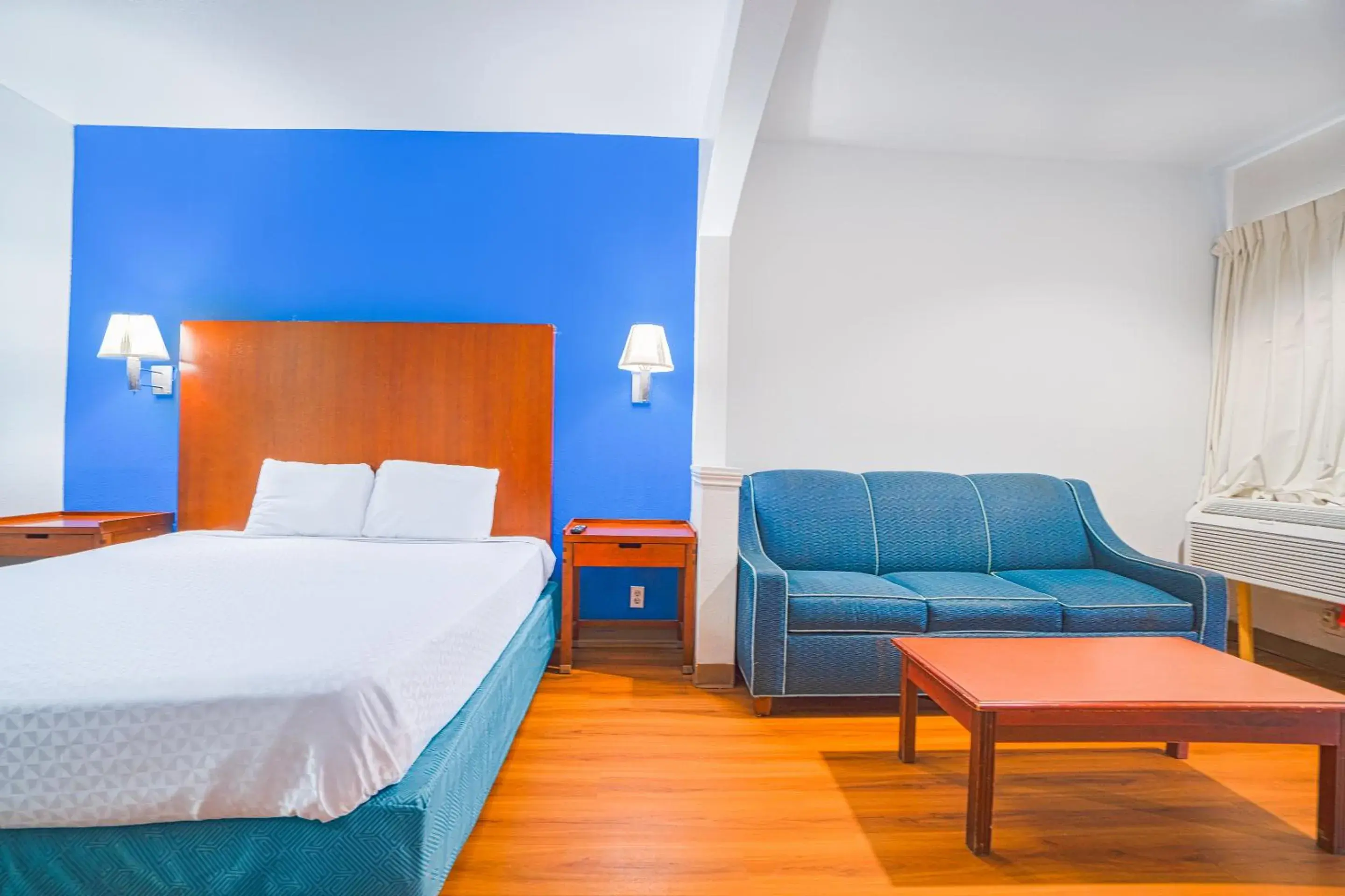 Deluxe King Bed Non-smoking in Island Inn By OYO Galveston Beach, TX Deluxe King Bed Non-smoking in Island Inn By OYO Galveston Beach, TX