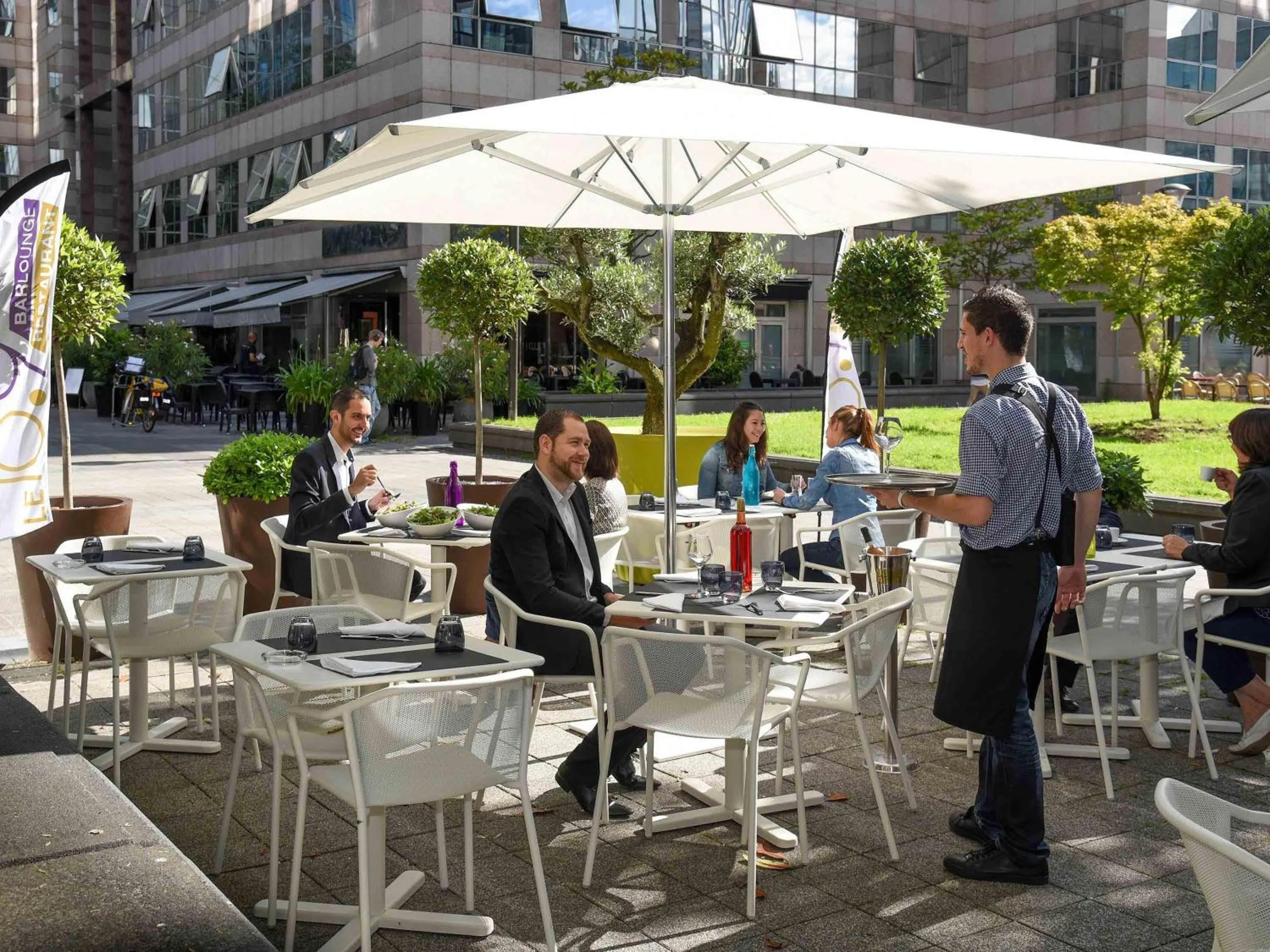 Restaurant/places to eat in Mercure Paris Boulogne