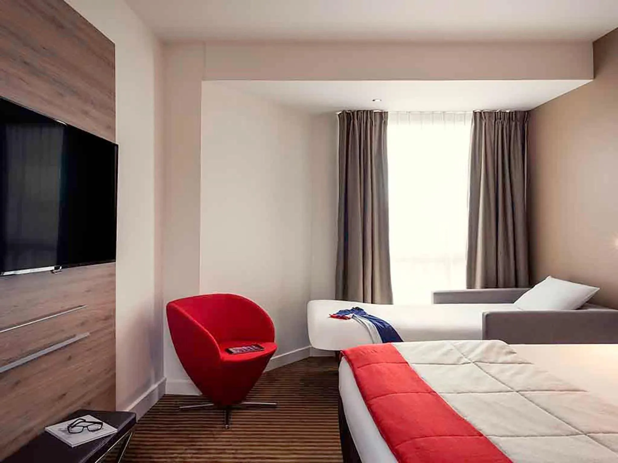 Seating area, Bed in Mercure Paris Boulogne