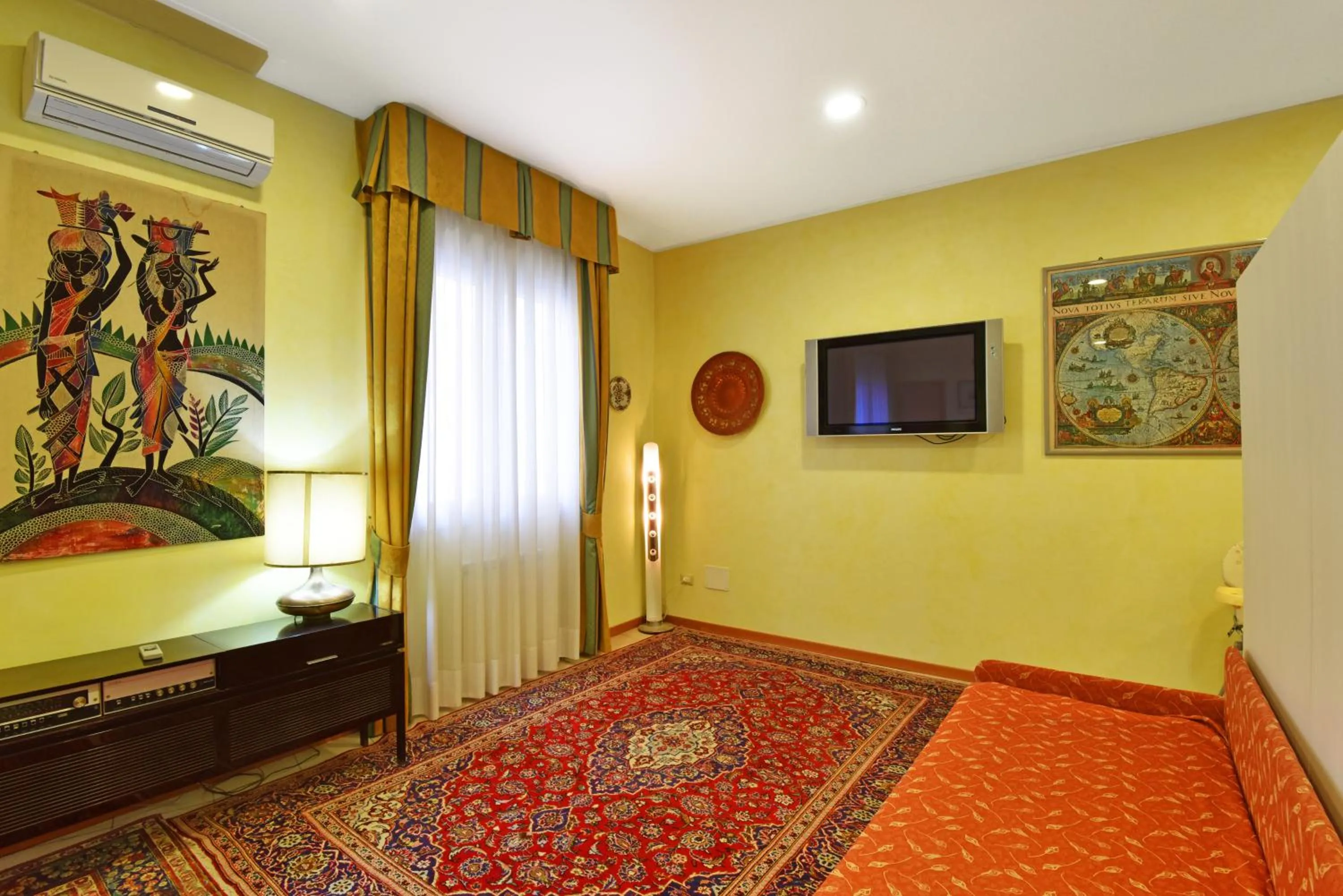 Communal lounge/ TV room, Bed in Hotel Villa Olga