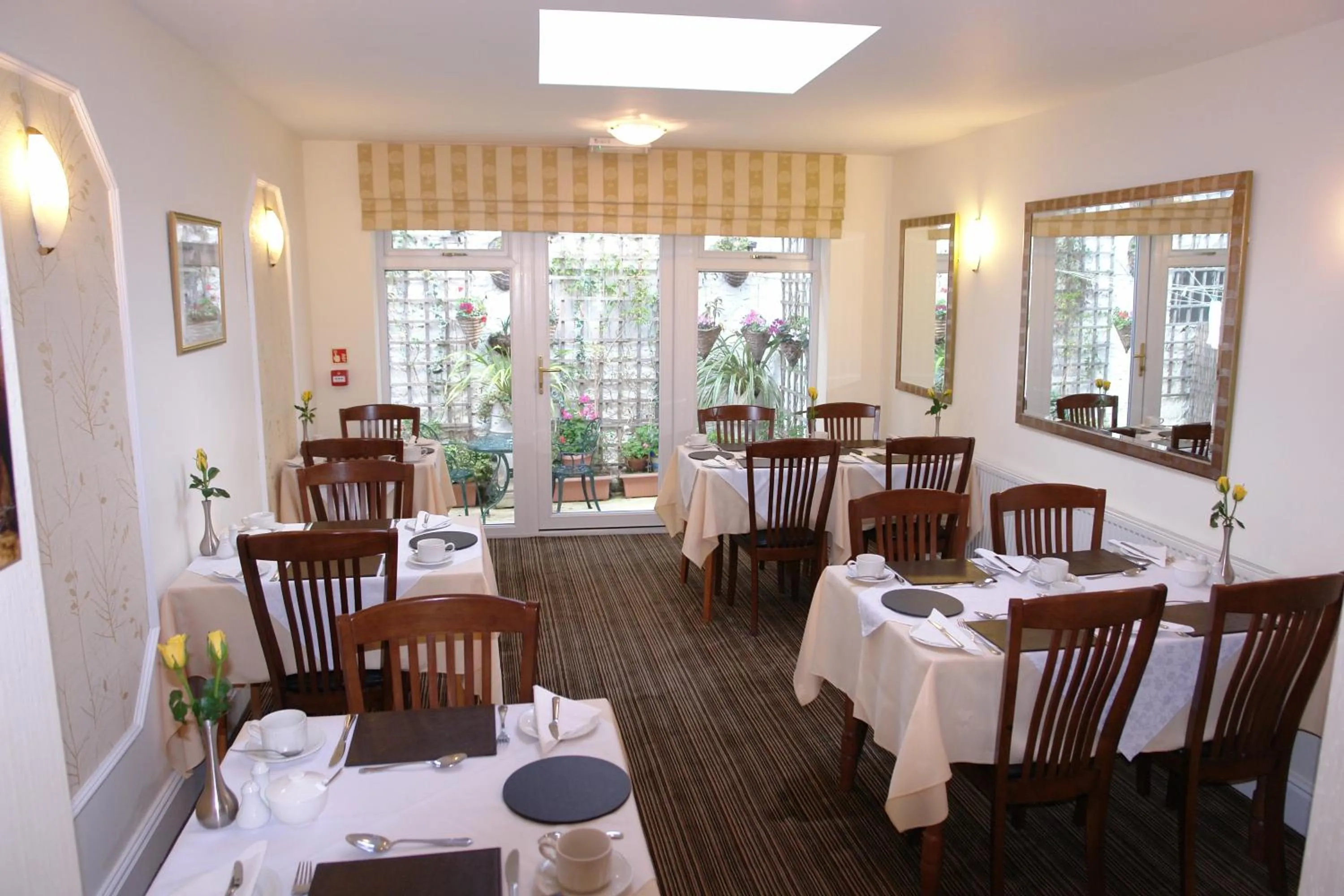 Restaurant/places to eat in Cedar Lodge