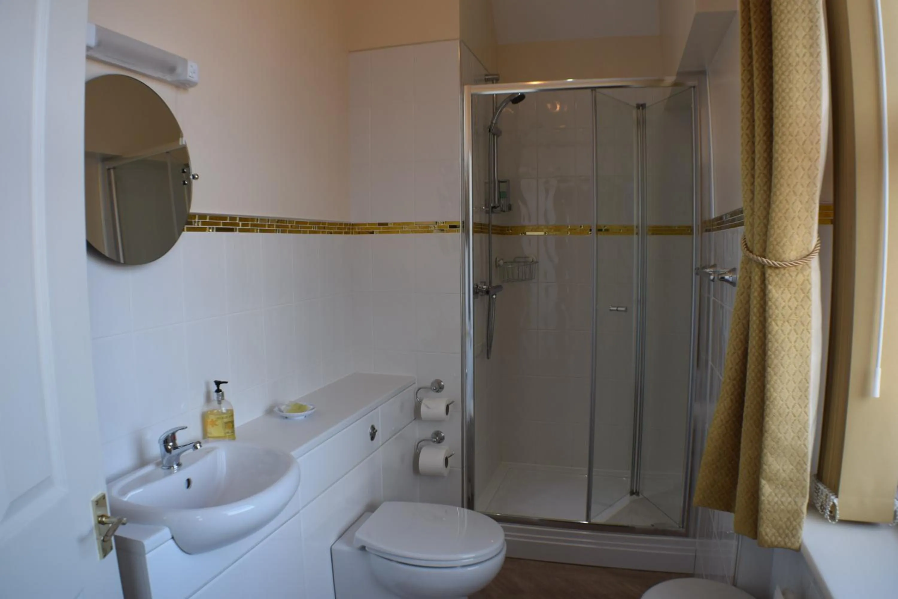 Bathroom in Cedar Lodge