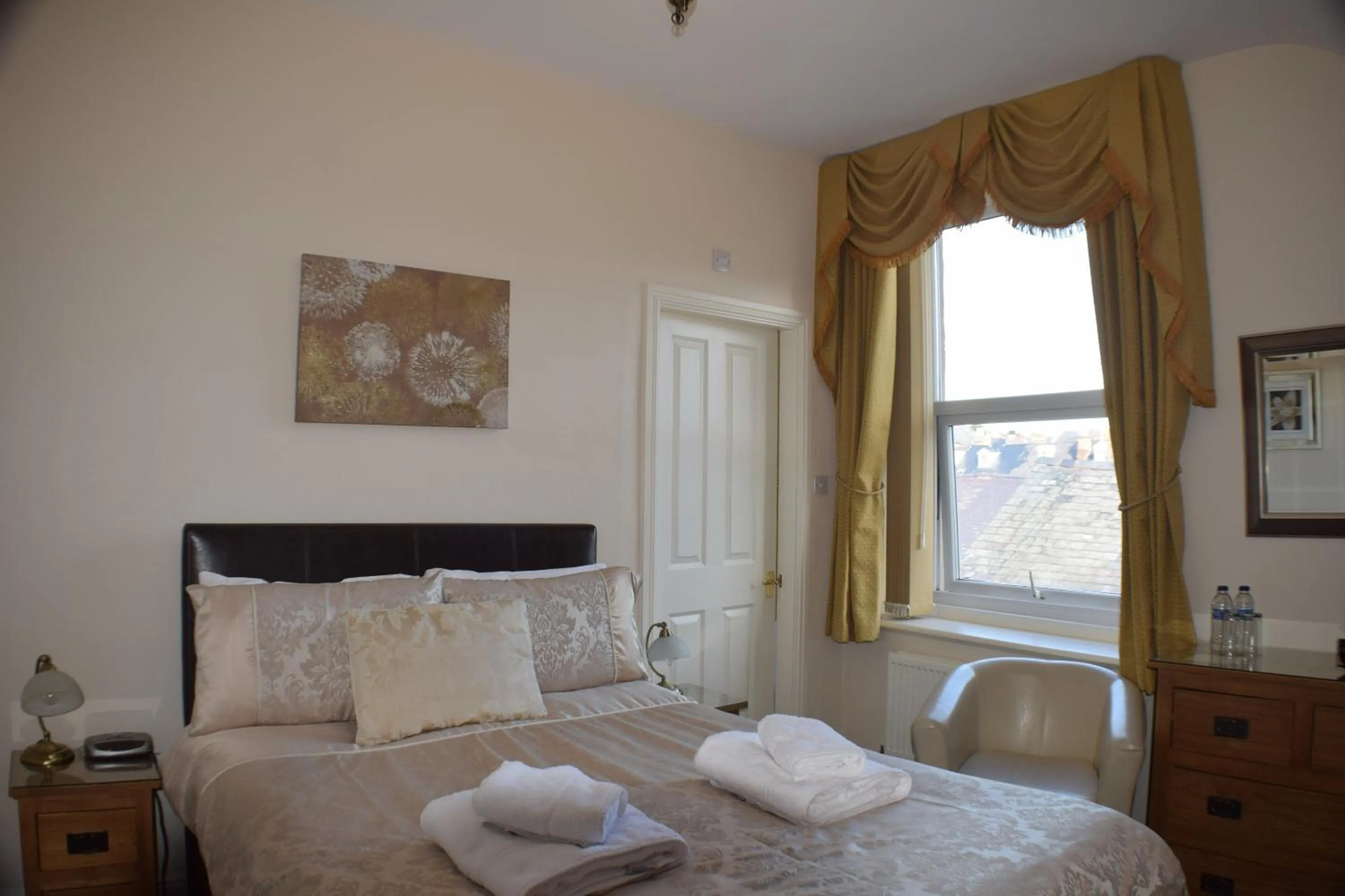 Photo of the whole room, Bed in Cedar Lodge