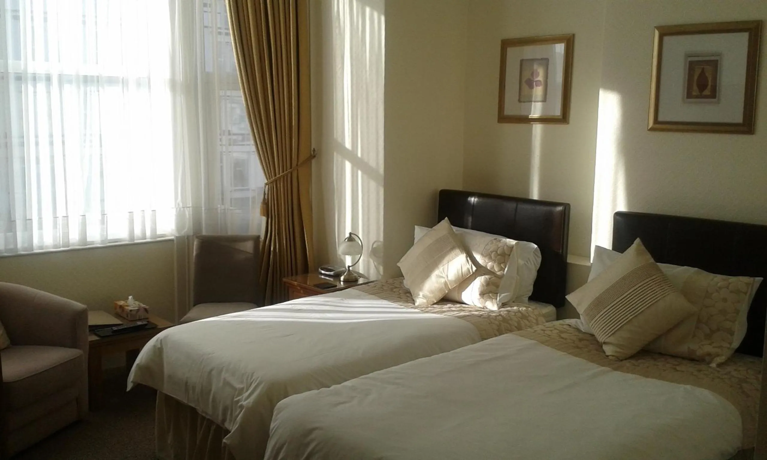 Photo of the whole room, Bed in Cedar Lodge