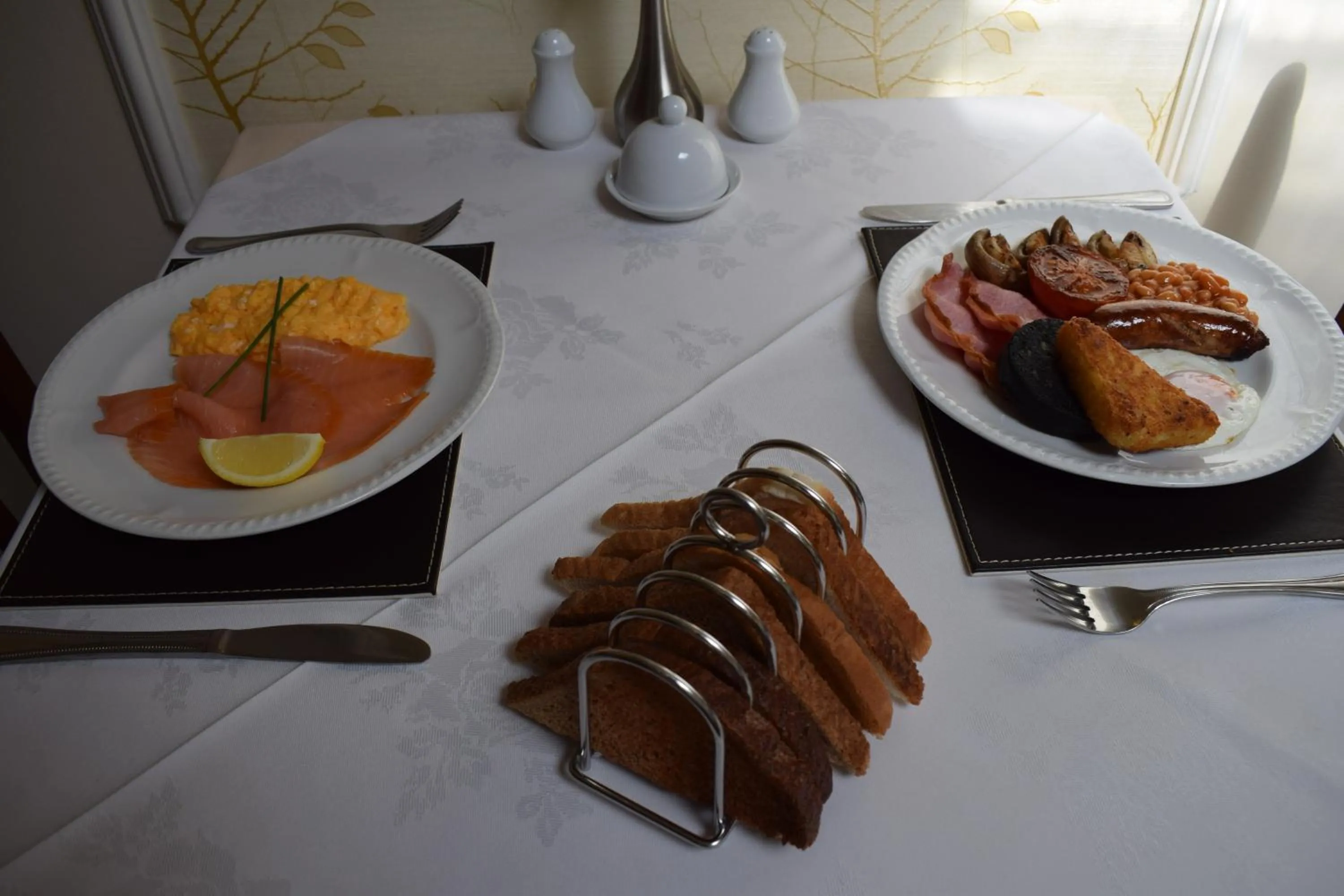 Breakfast in Cedar Lodge