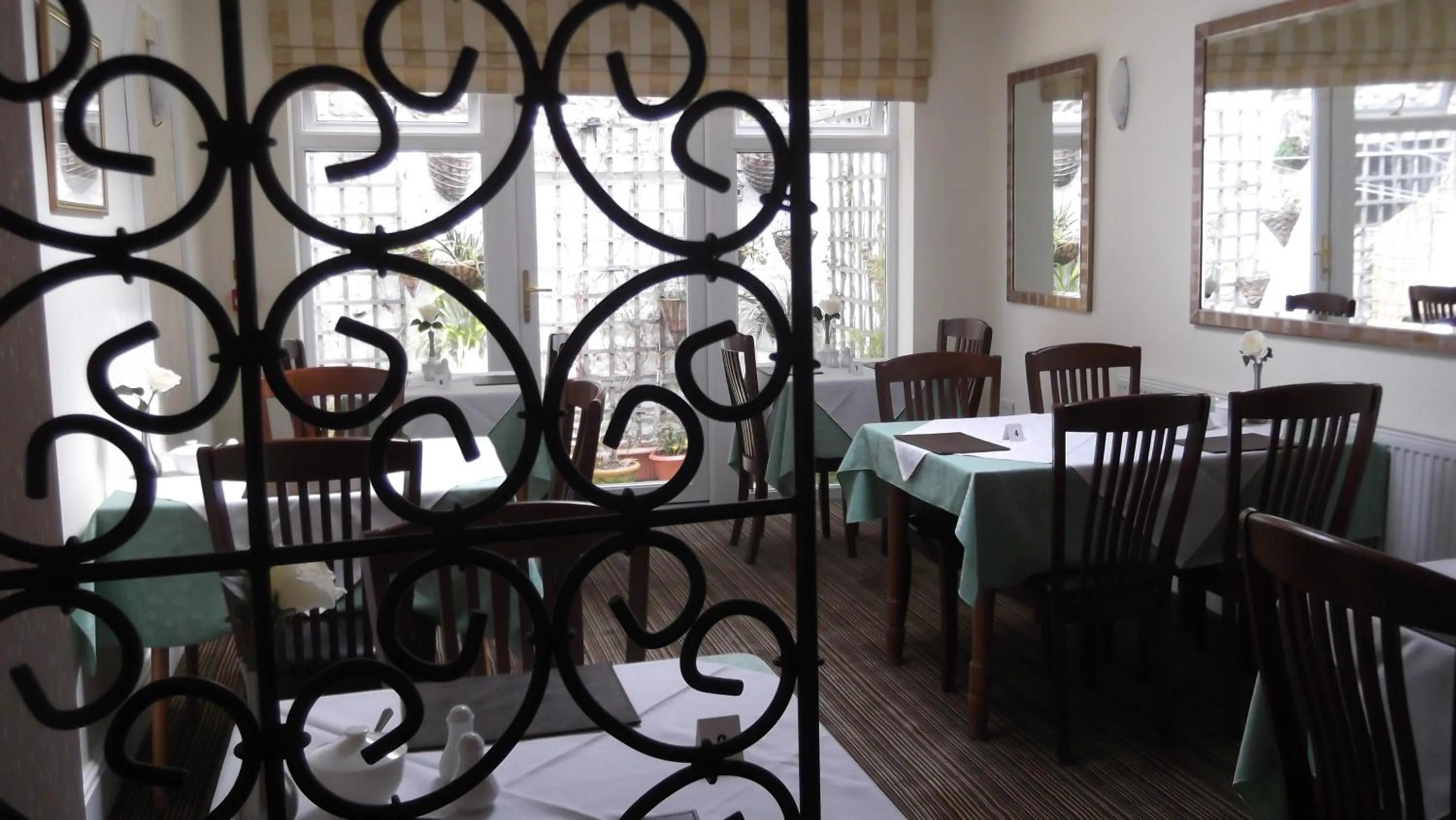 Restaurant/places to eat in Cedar Lodge
