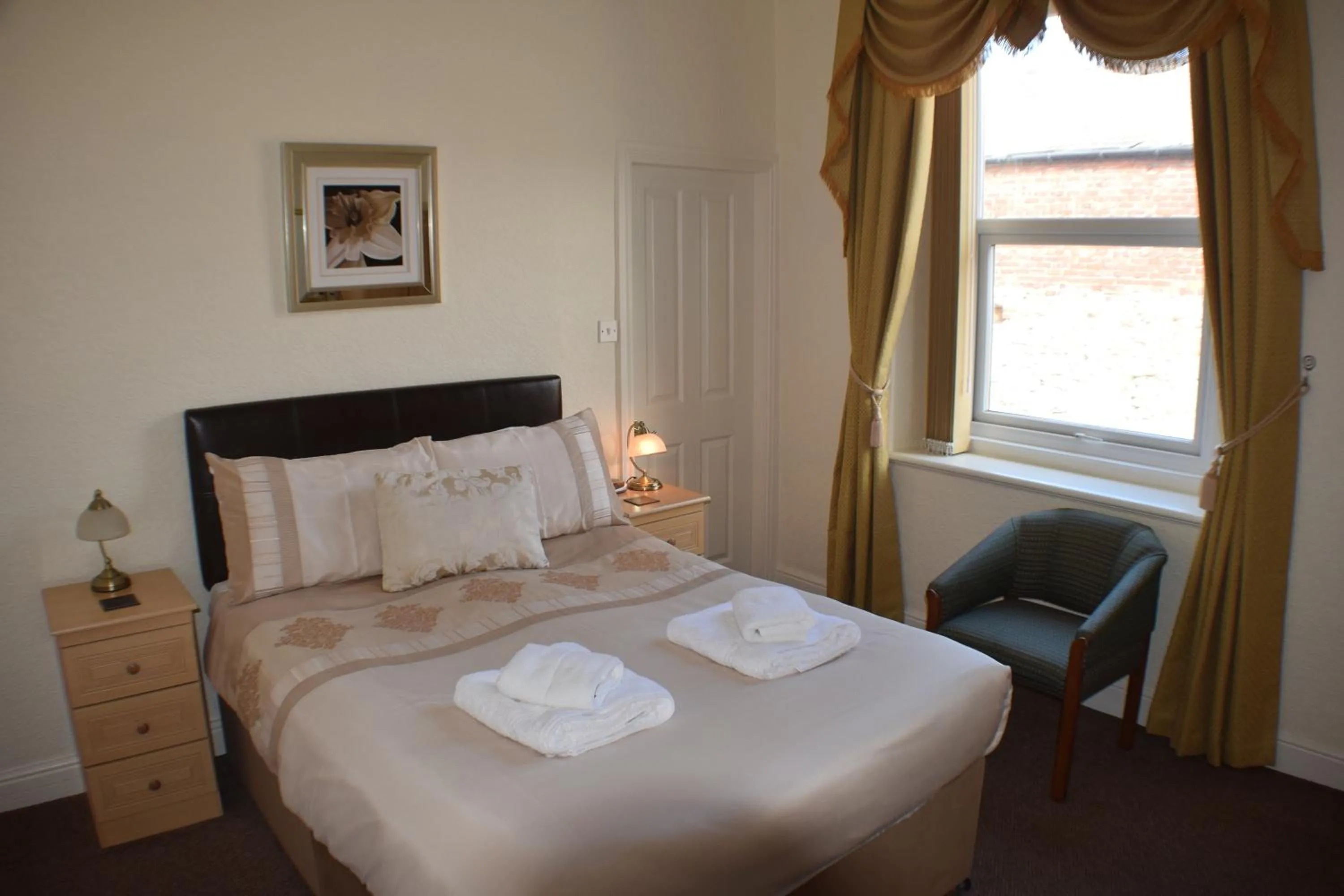 Photo of the whole room, Bed in Cedar Lodge