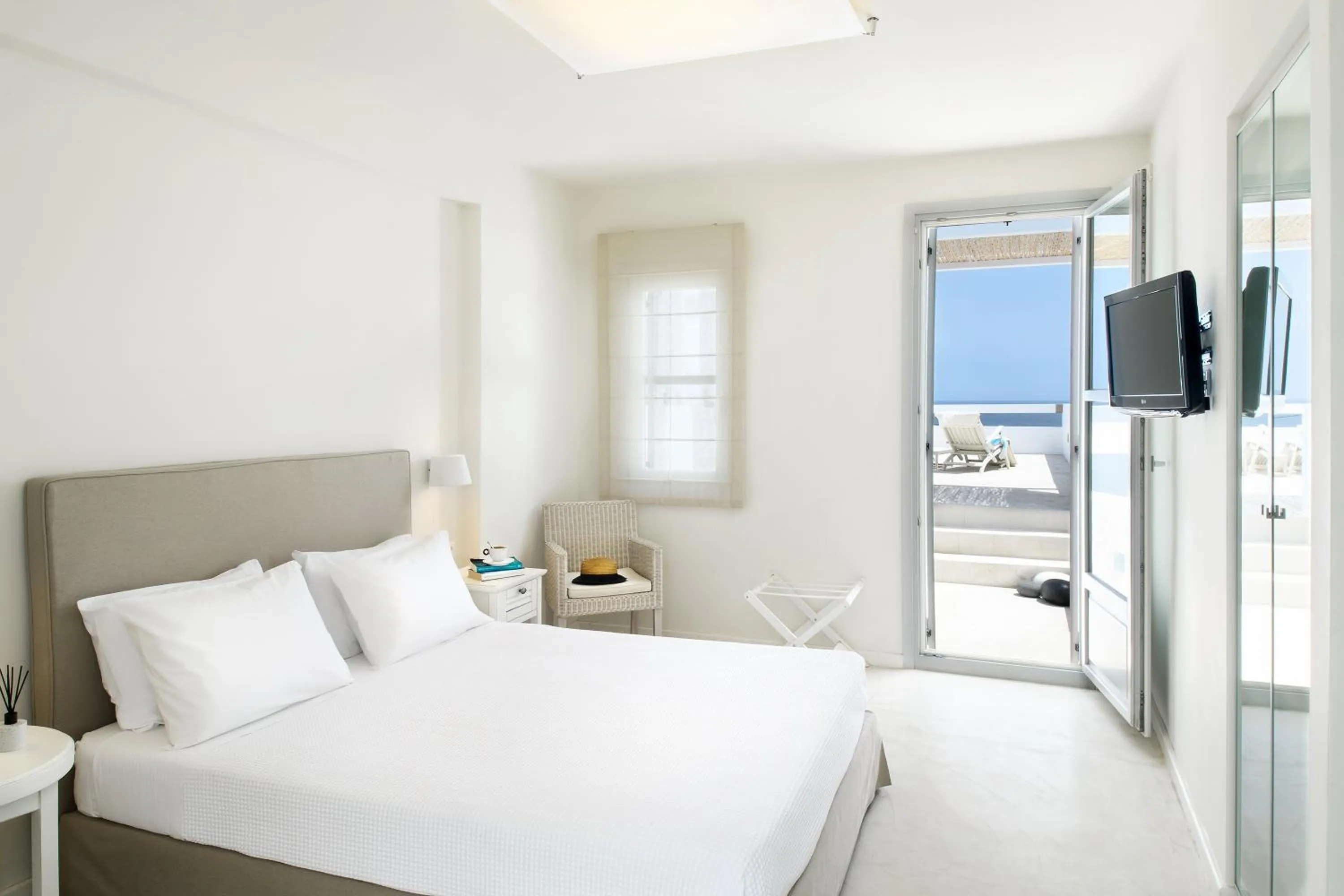 Patio, Bed in Skyros Ammos Hotel