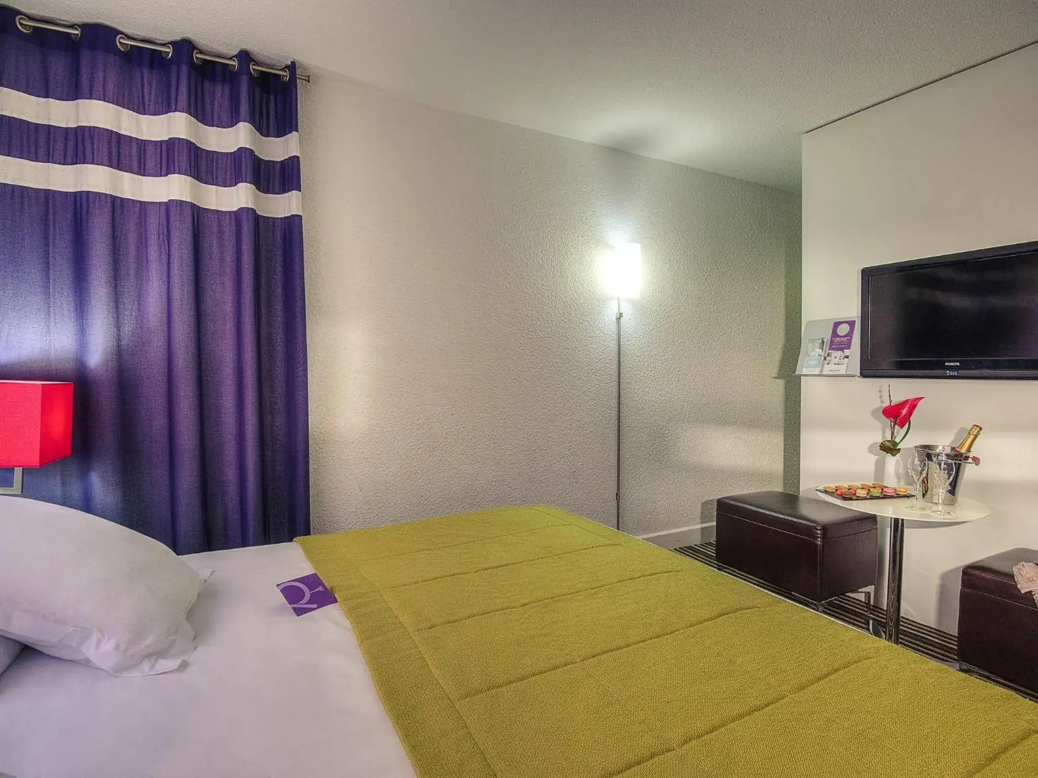 Bedroom, Bed in Mercure Nice Promenade Des Anglais Bedroom, Bed in Mercure Nice Promenade Des Anglais