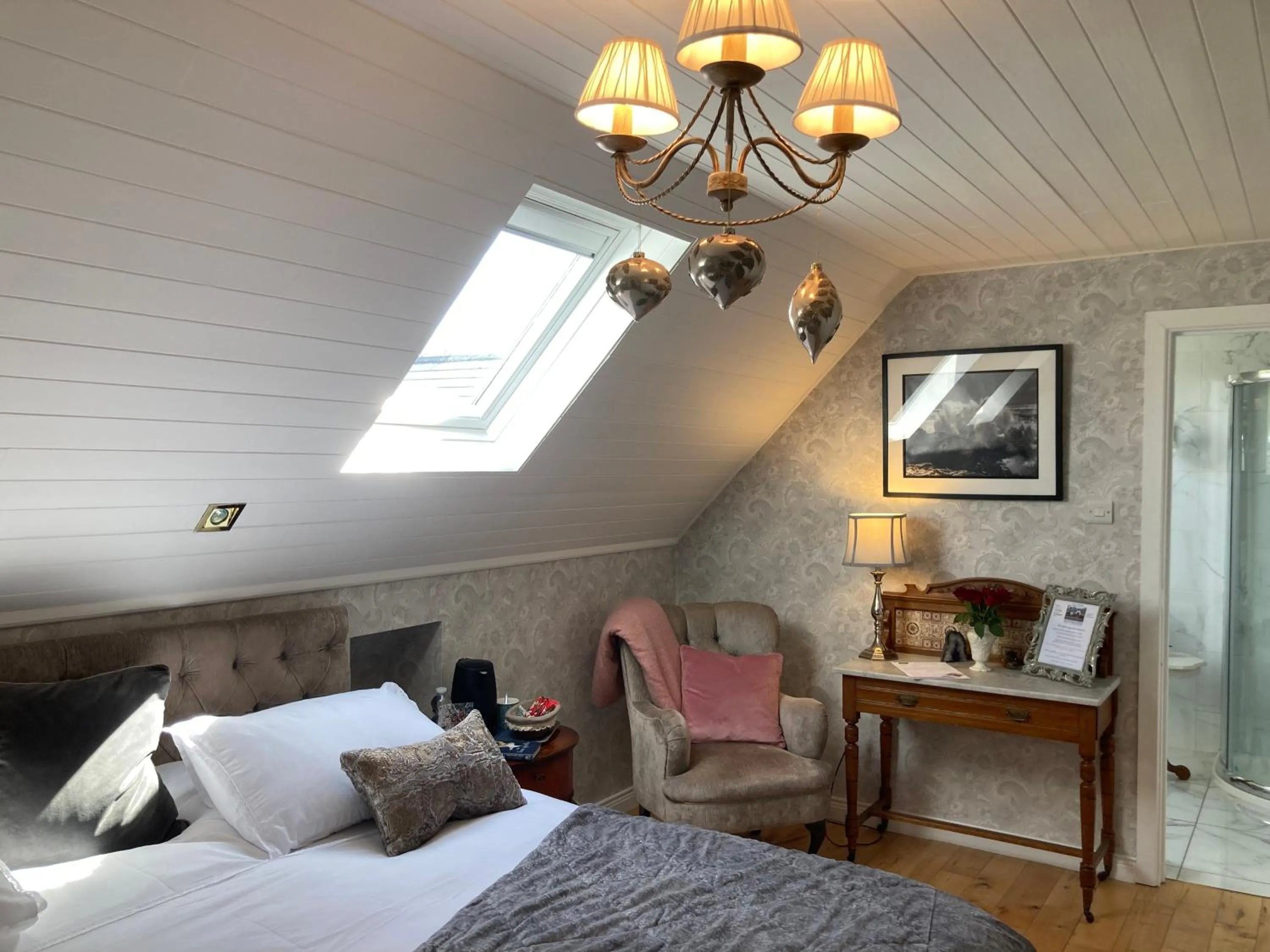 Seating area, Bed in Ivy Cottage B&B