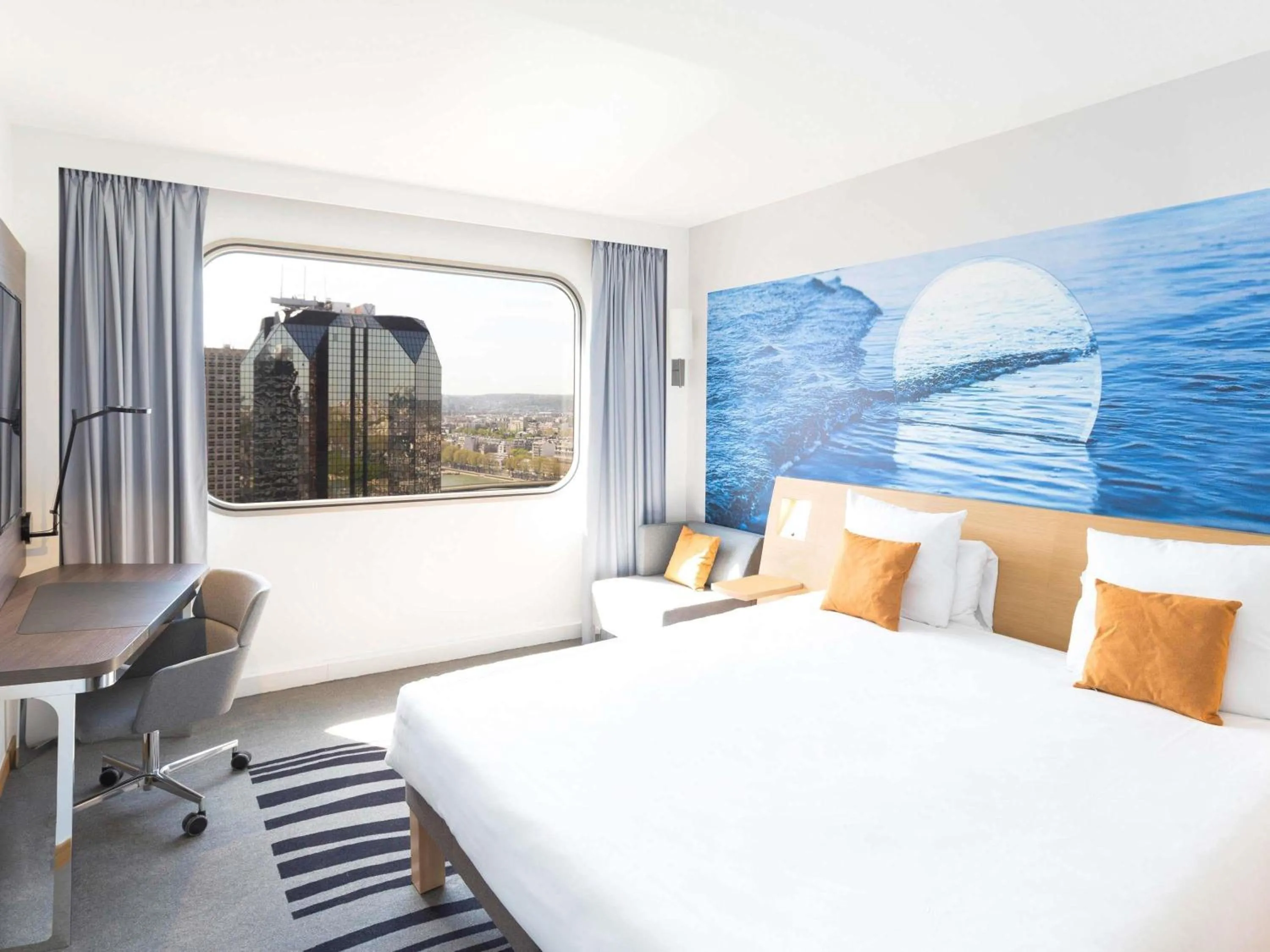 Property building, Bed in Novotel Paris Centre Tour Eiffel