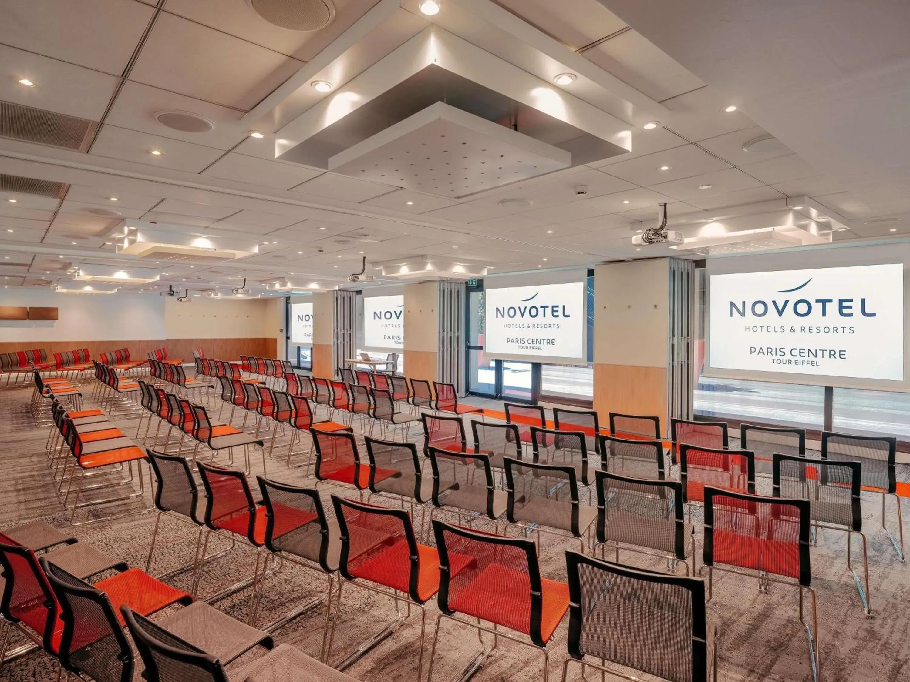 Property building in Novotel Paris Centre Tour Eiffel Property building in Novotel Paris Centre Tour Eiffel